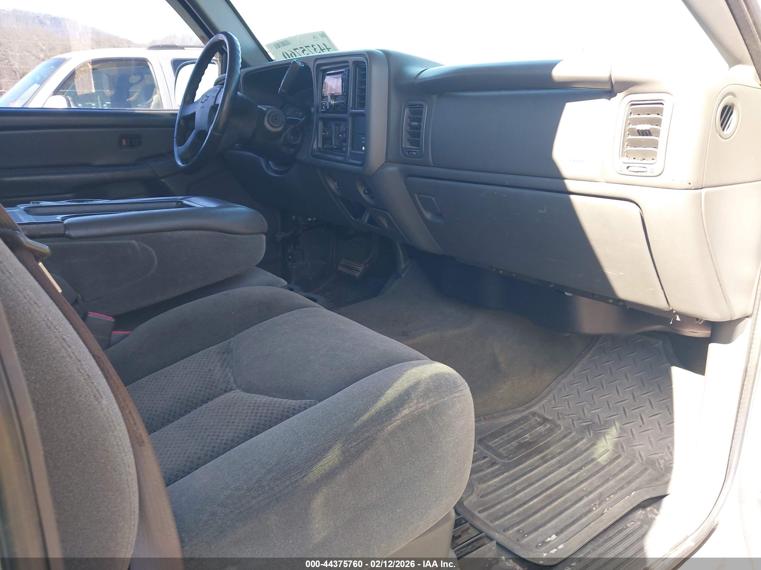 CHEVROLET SILVERADO image 5