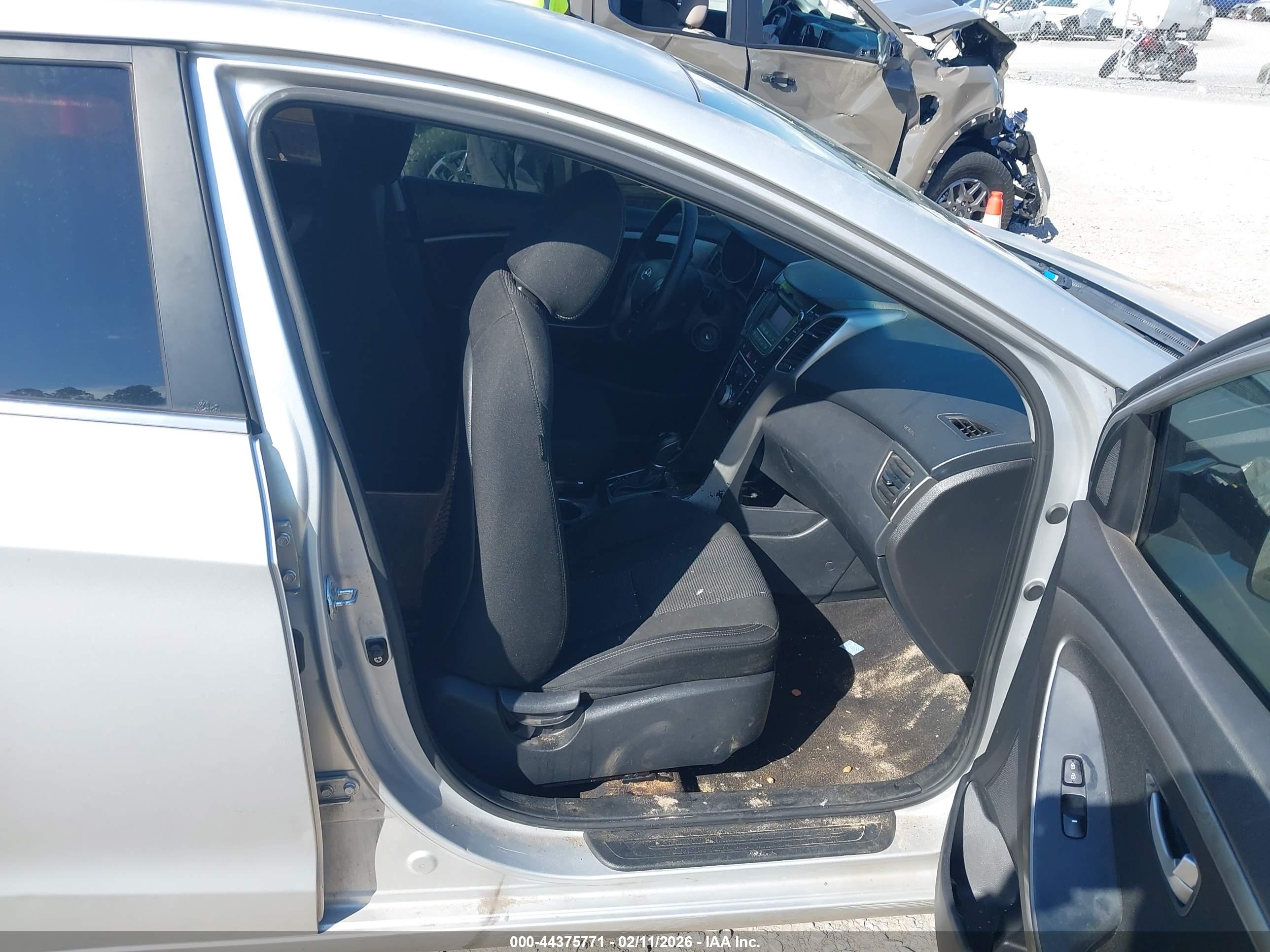 HYUNDAI ELANTRA image 5