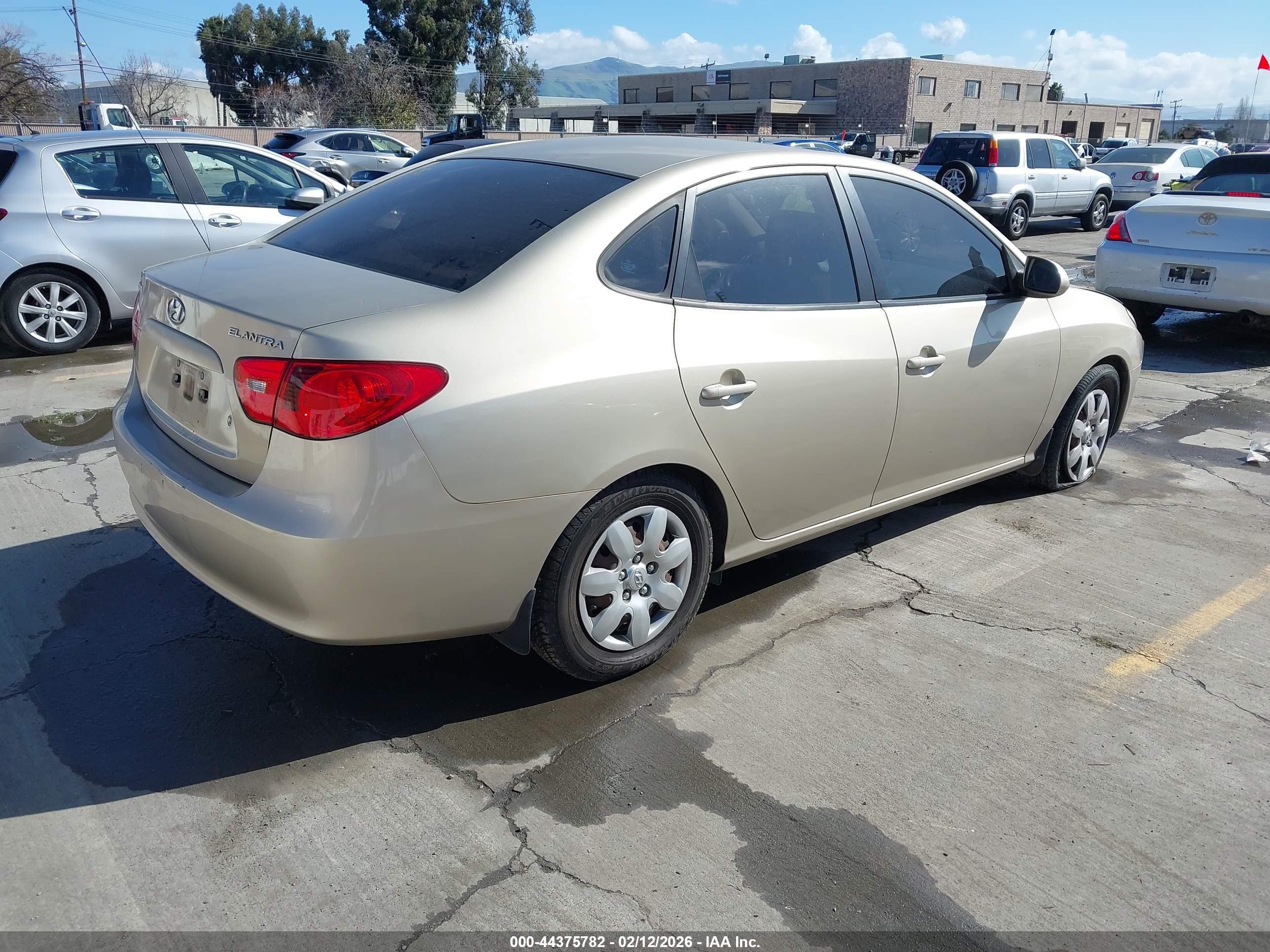 HYUNDAI ELANTRA image 4