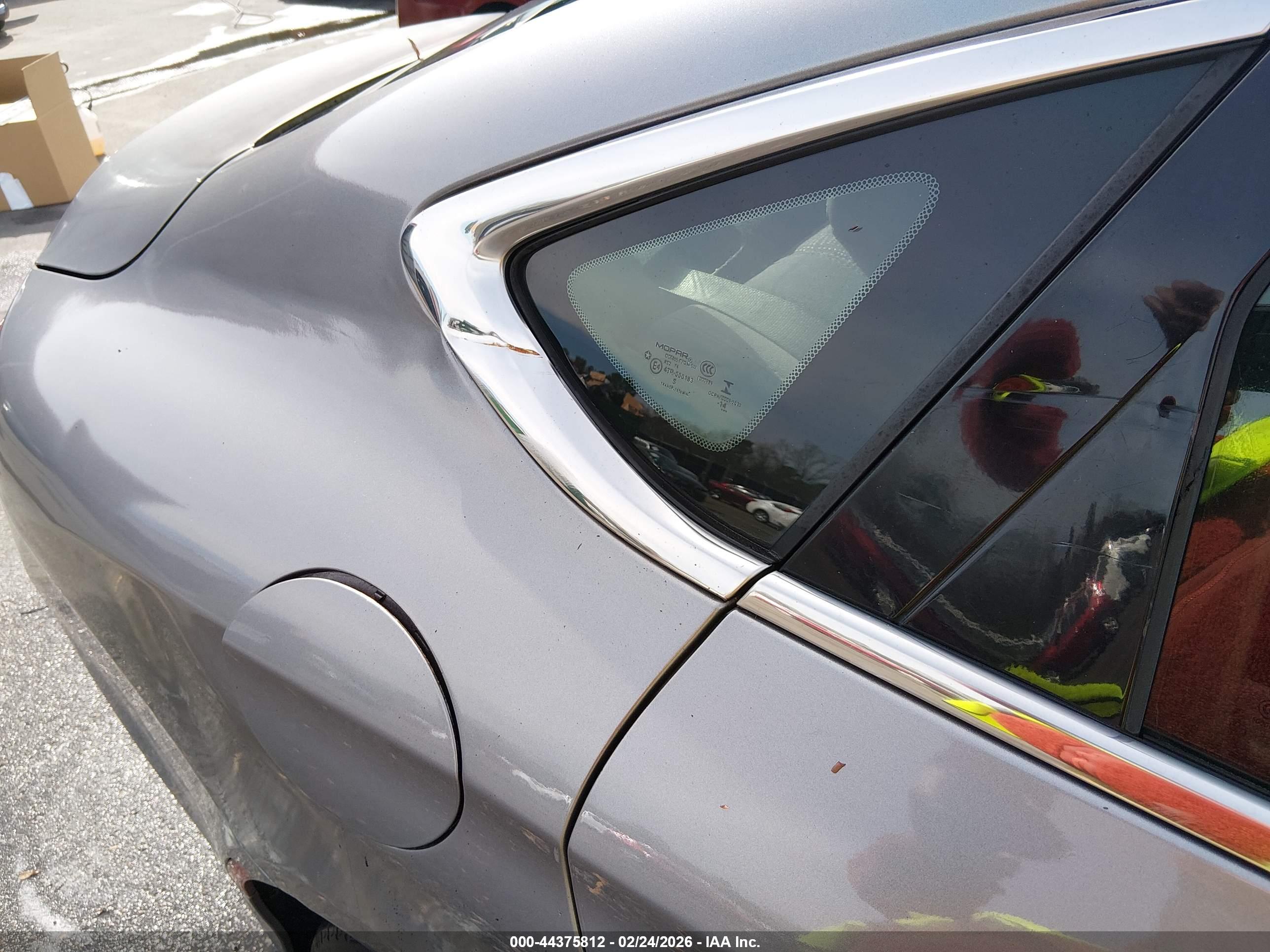 CHRYSLER 200 image 6