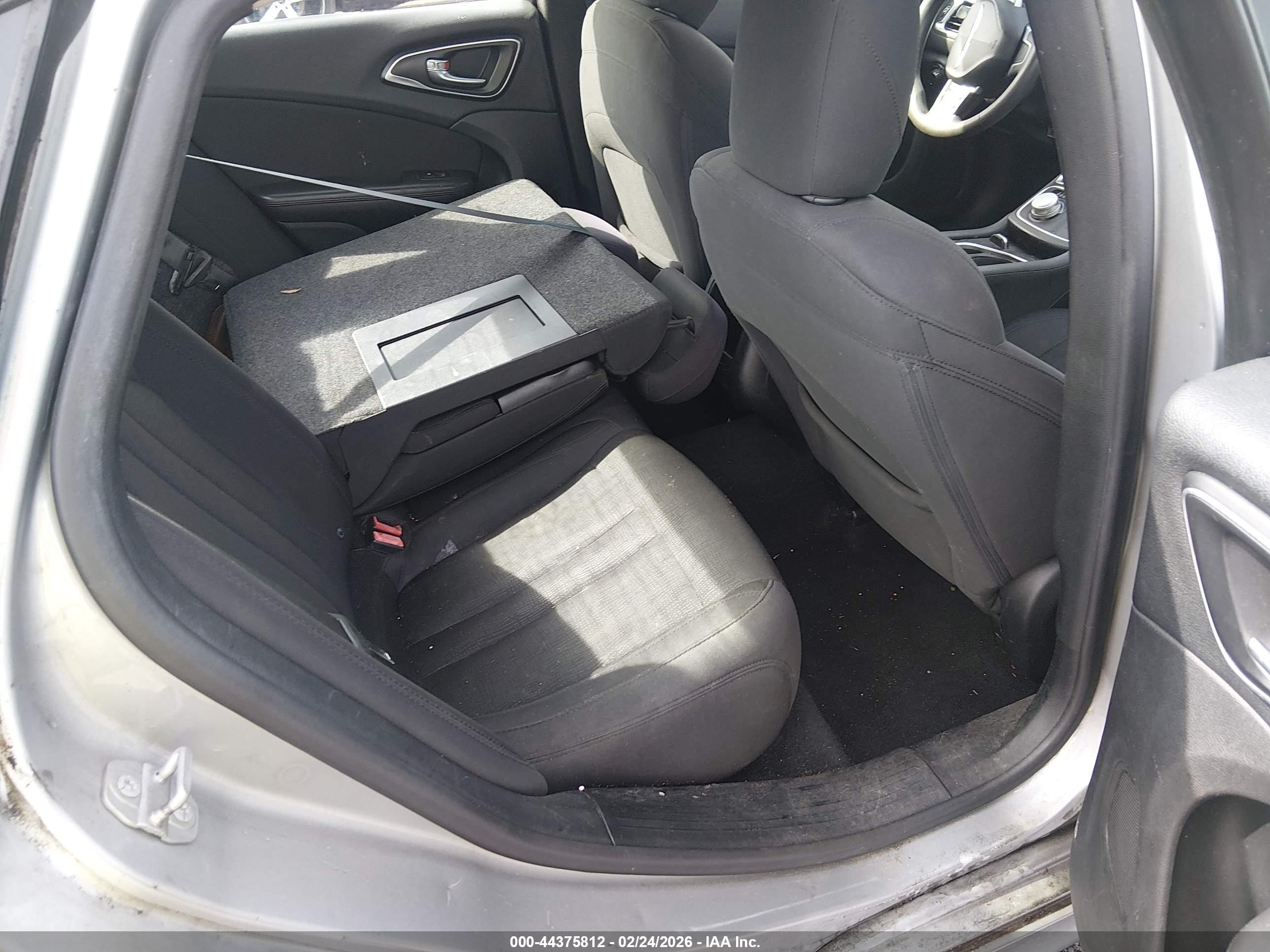 CHRYSLER 200 image 8