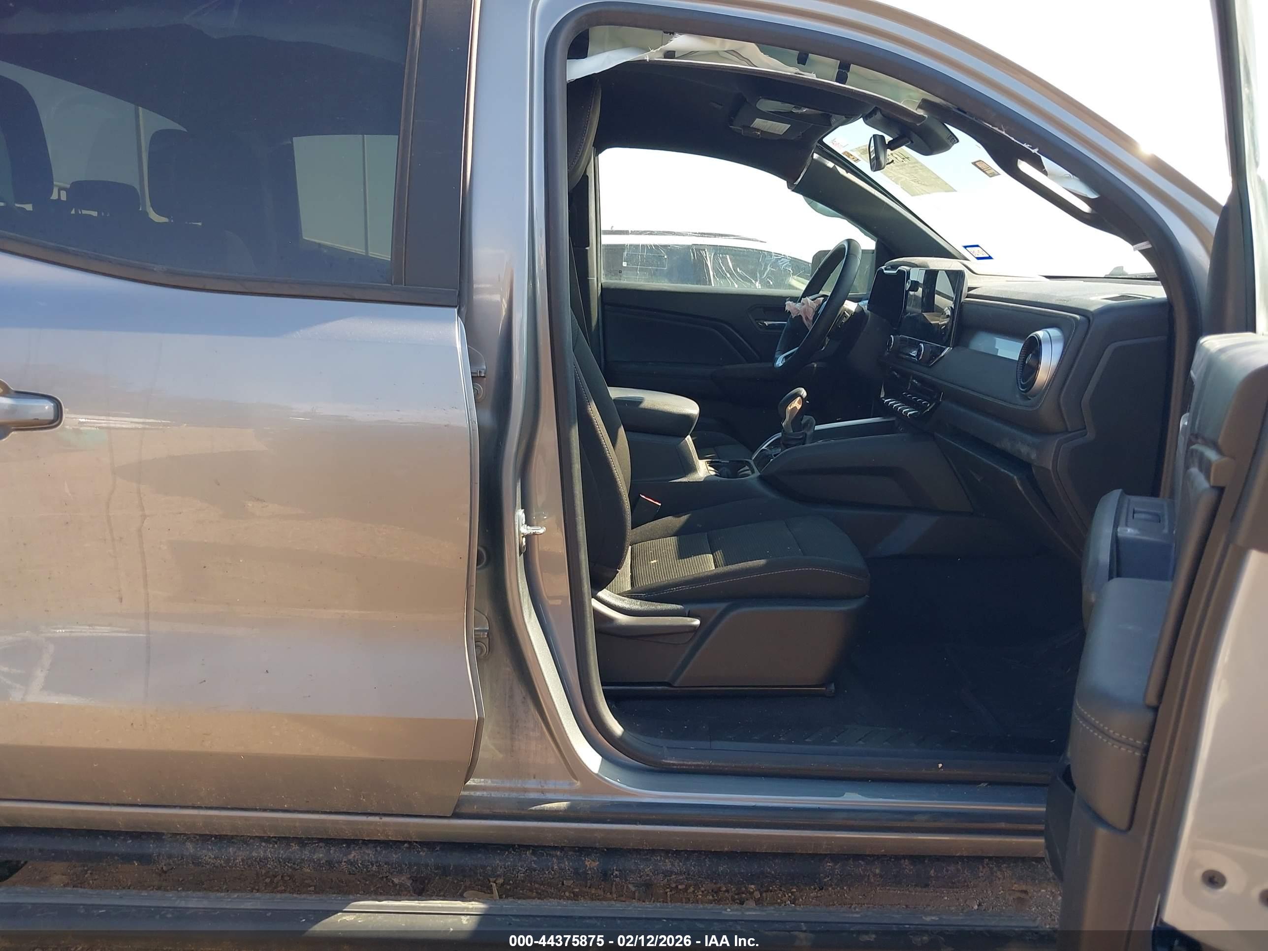 CHEVROLET COLORADO image 5