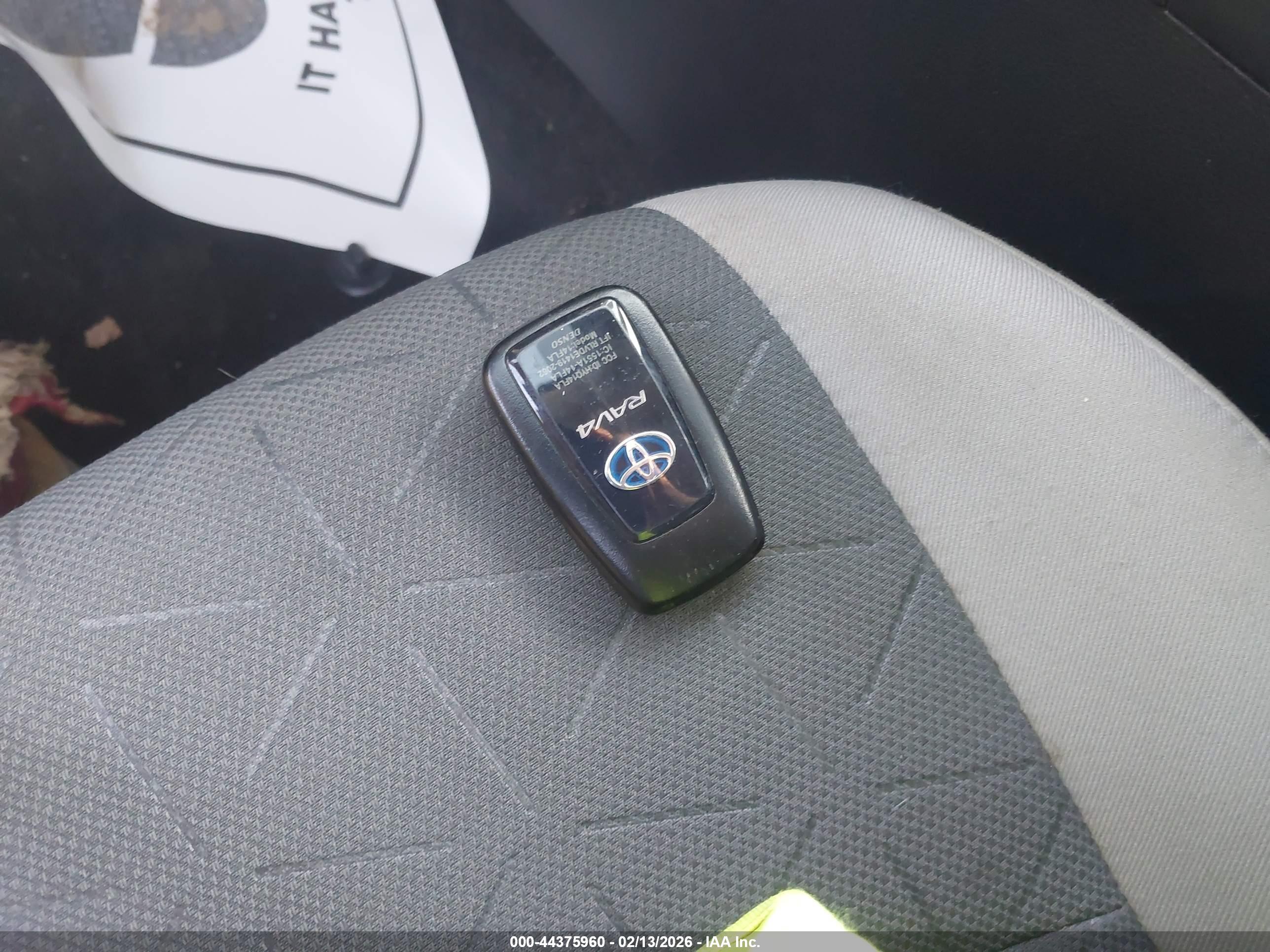 TOYOTA RAV4 image 11