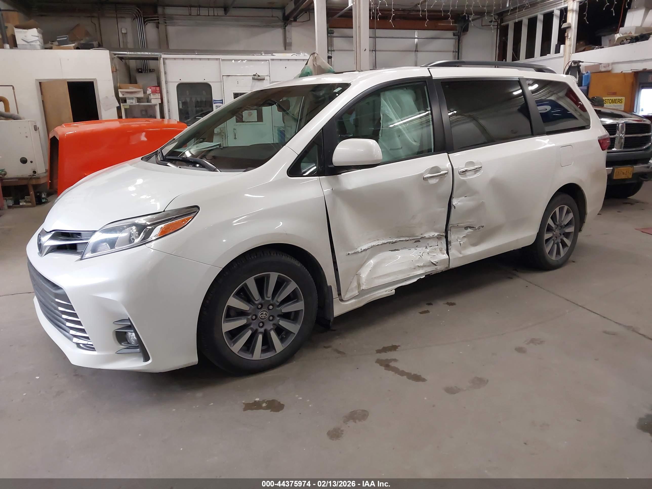 TOYOTA SIENNA image 2
