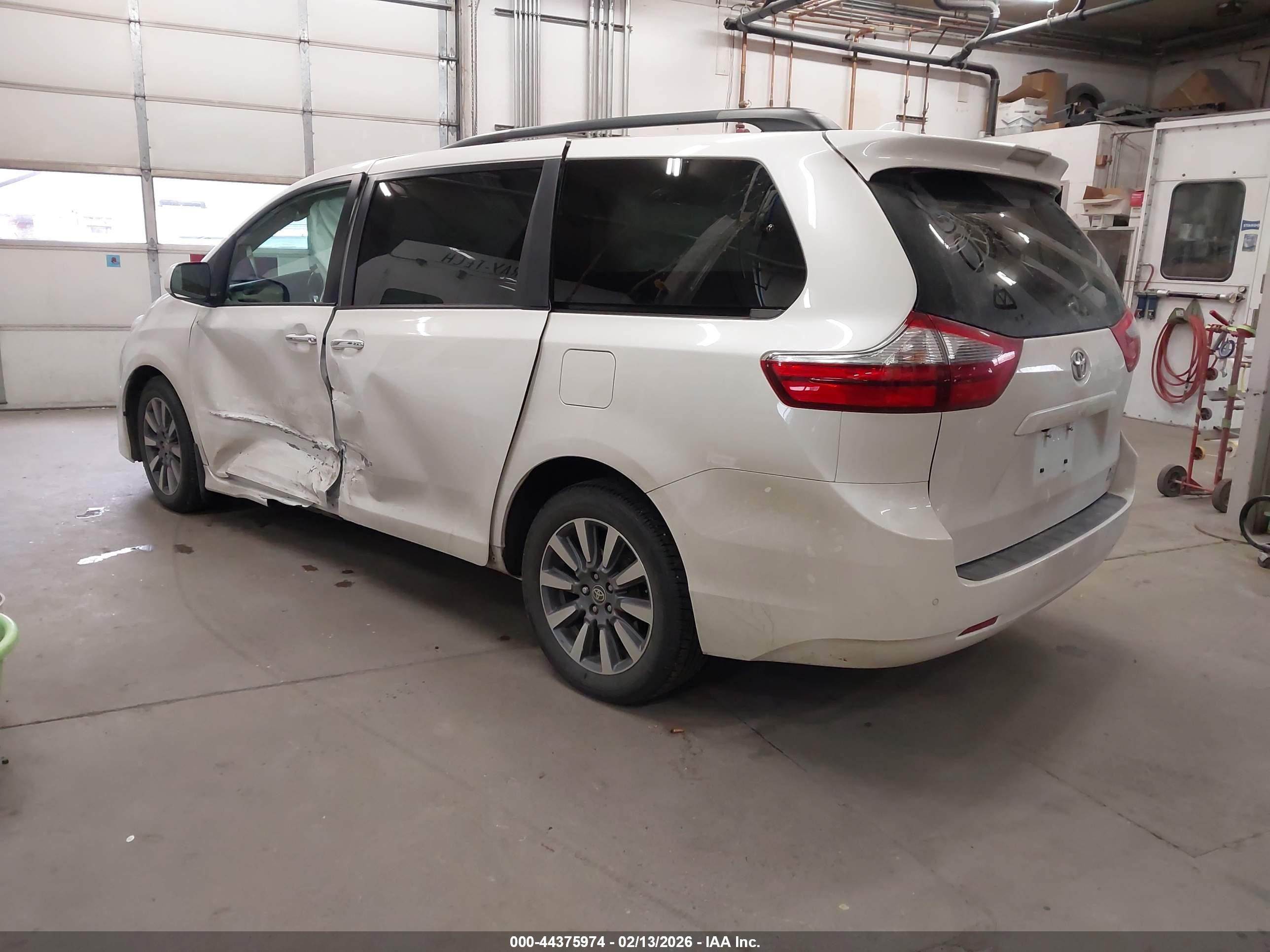 TOYOTA SIENNA image 3