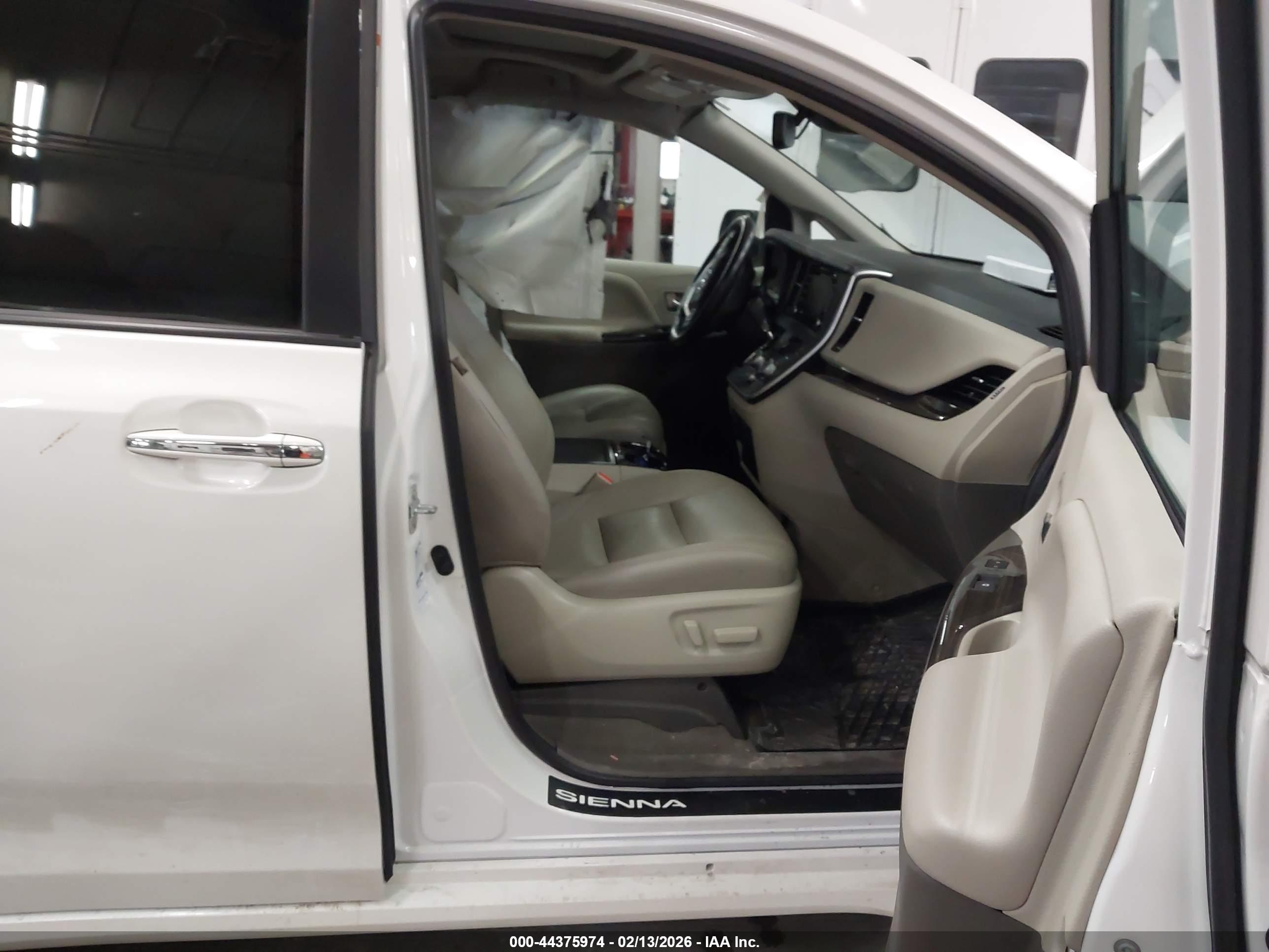 TOYOTA SIENNA image 5