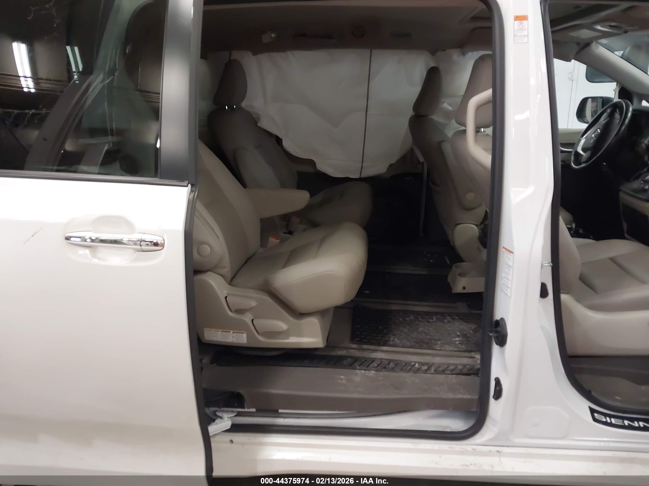 TOYOTA SIENNA image 8