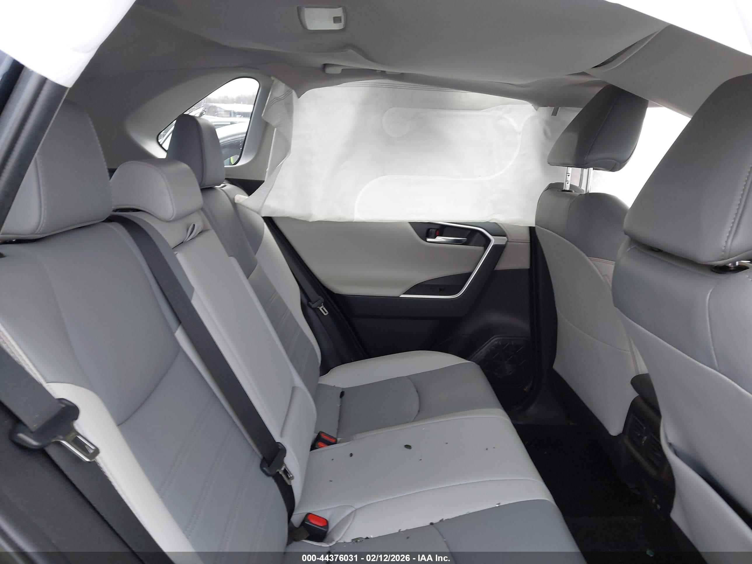 TOYOTA RAV4 image 8