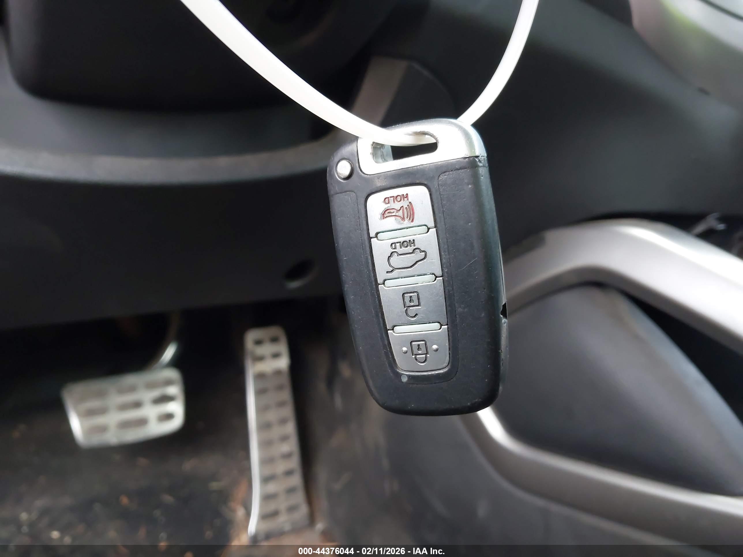 HYUNDAI VELOSTER image 11