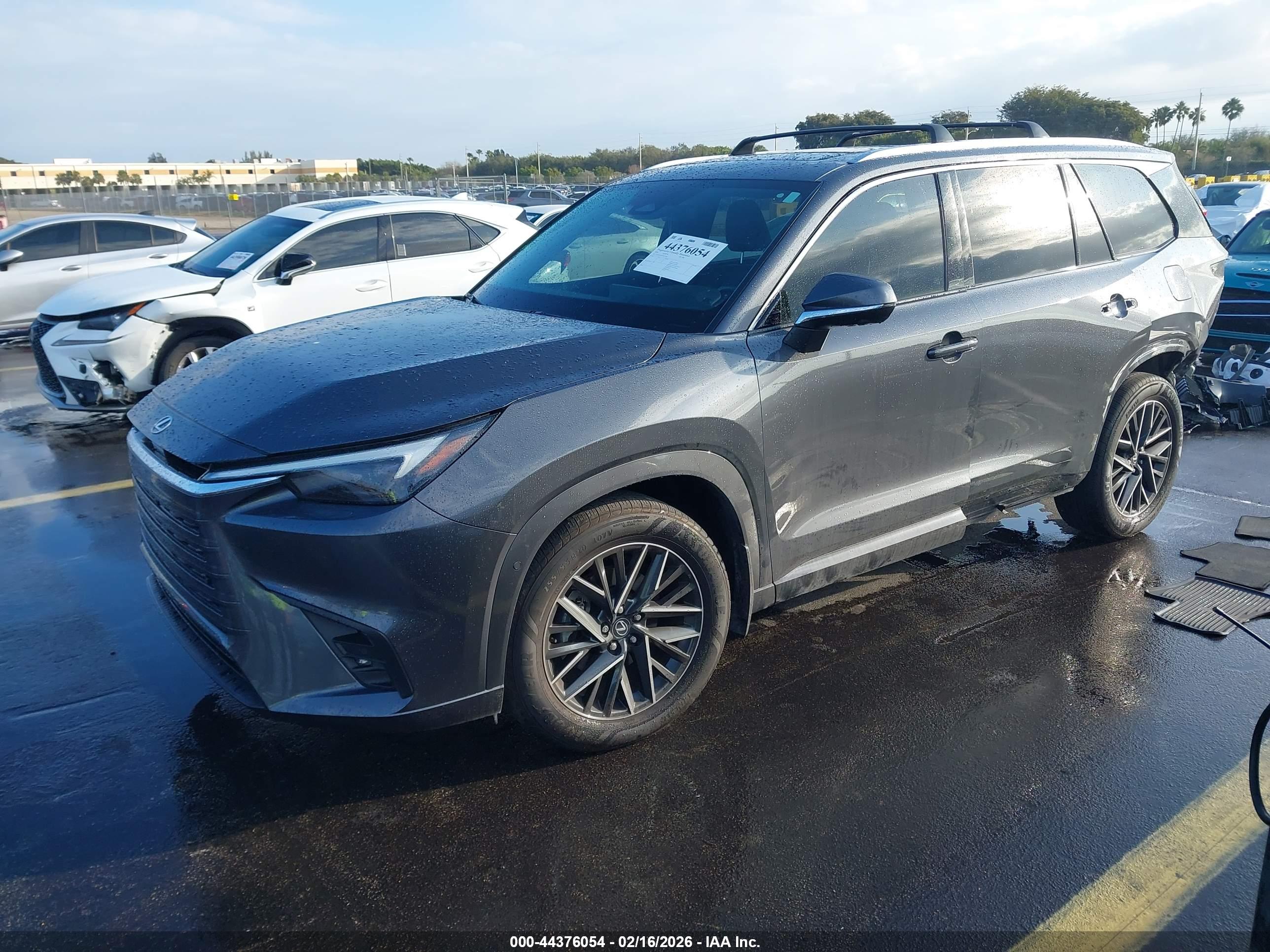 LEXUS TX image 2