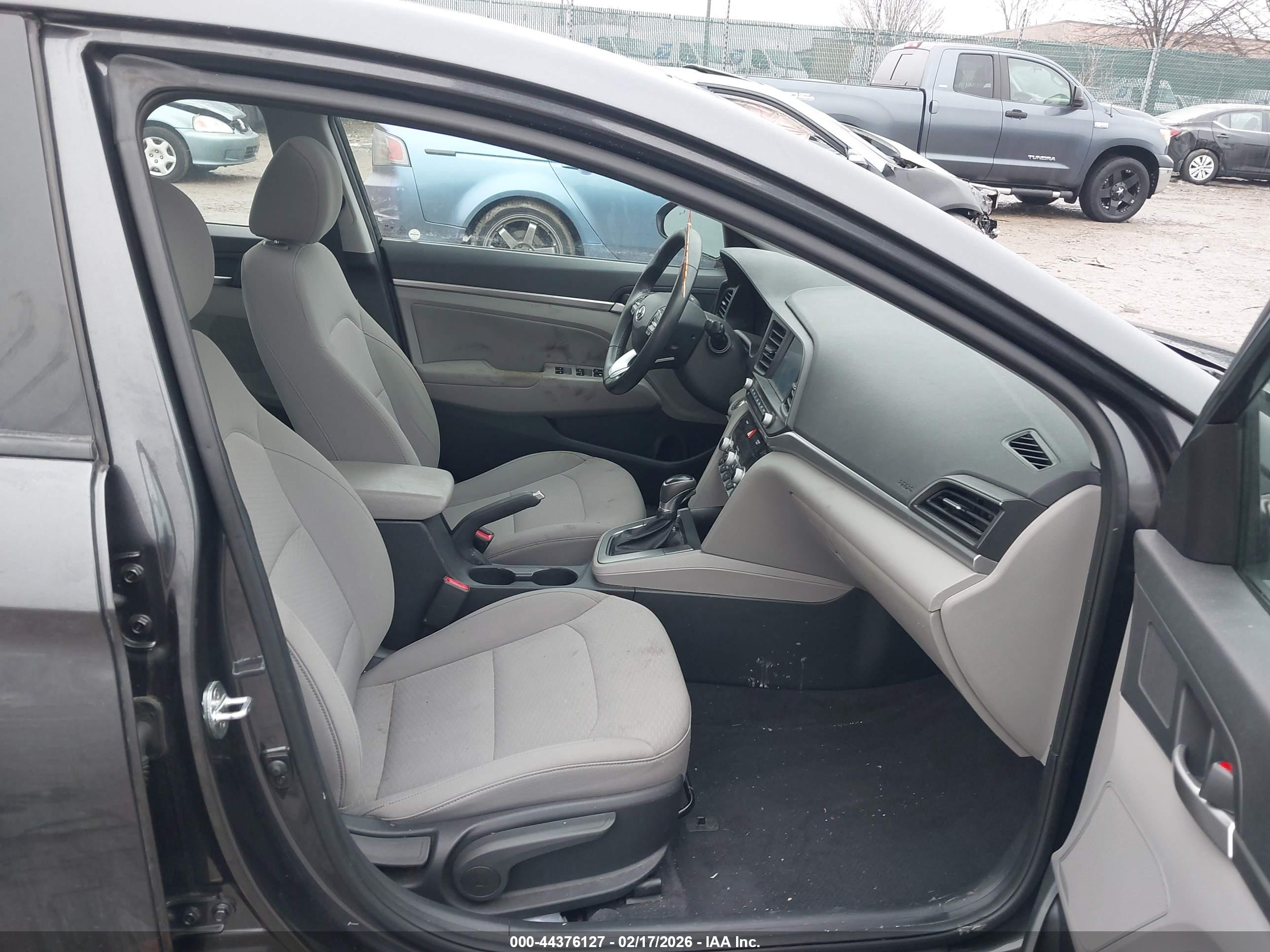 HYUNDAI ELANTRA image 5