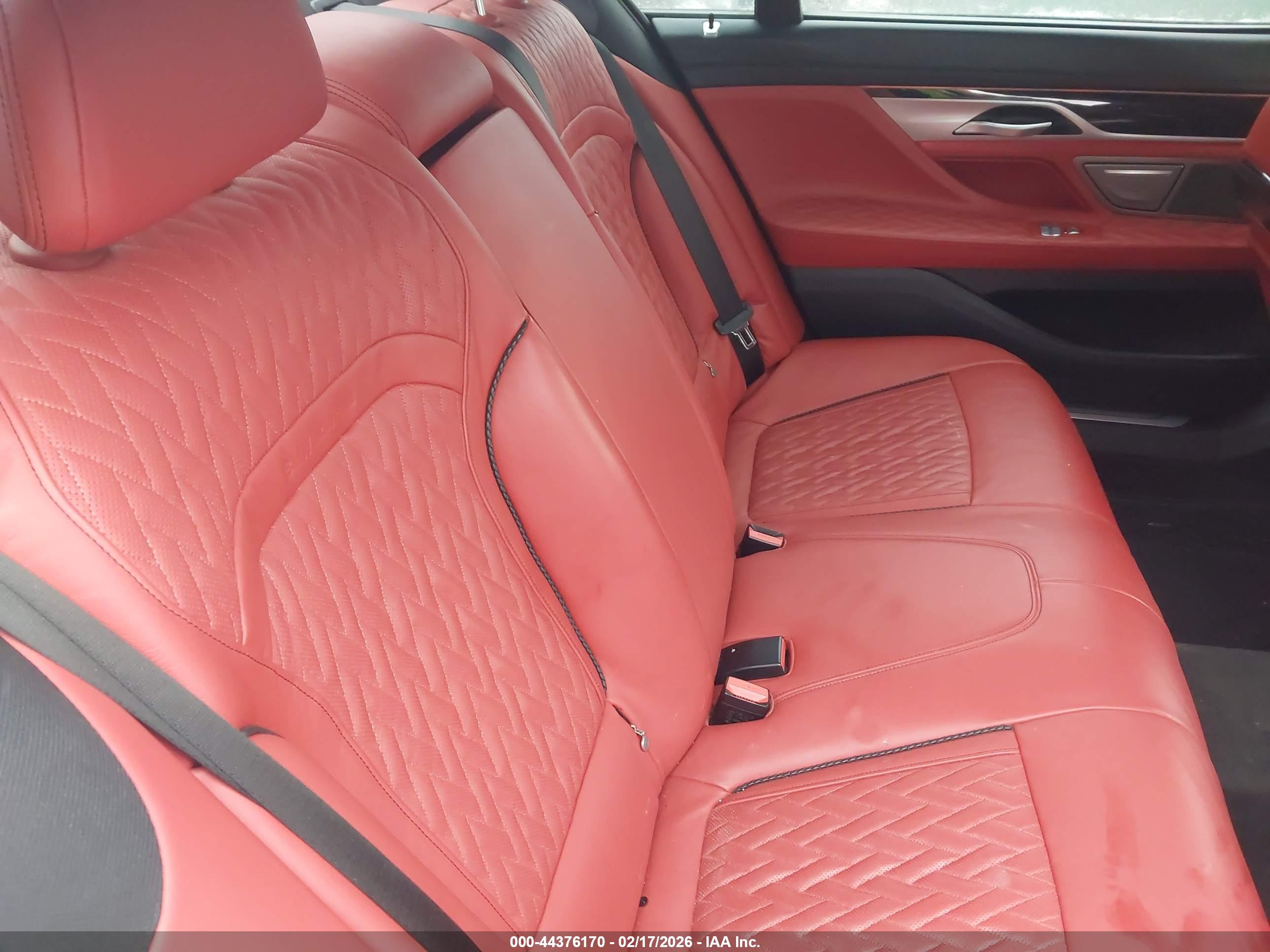 BMW 750 image 8