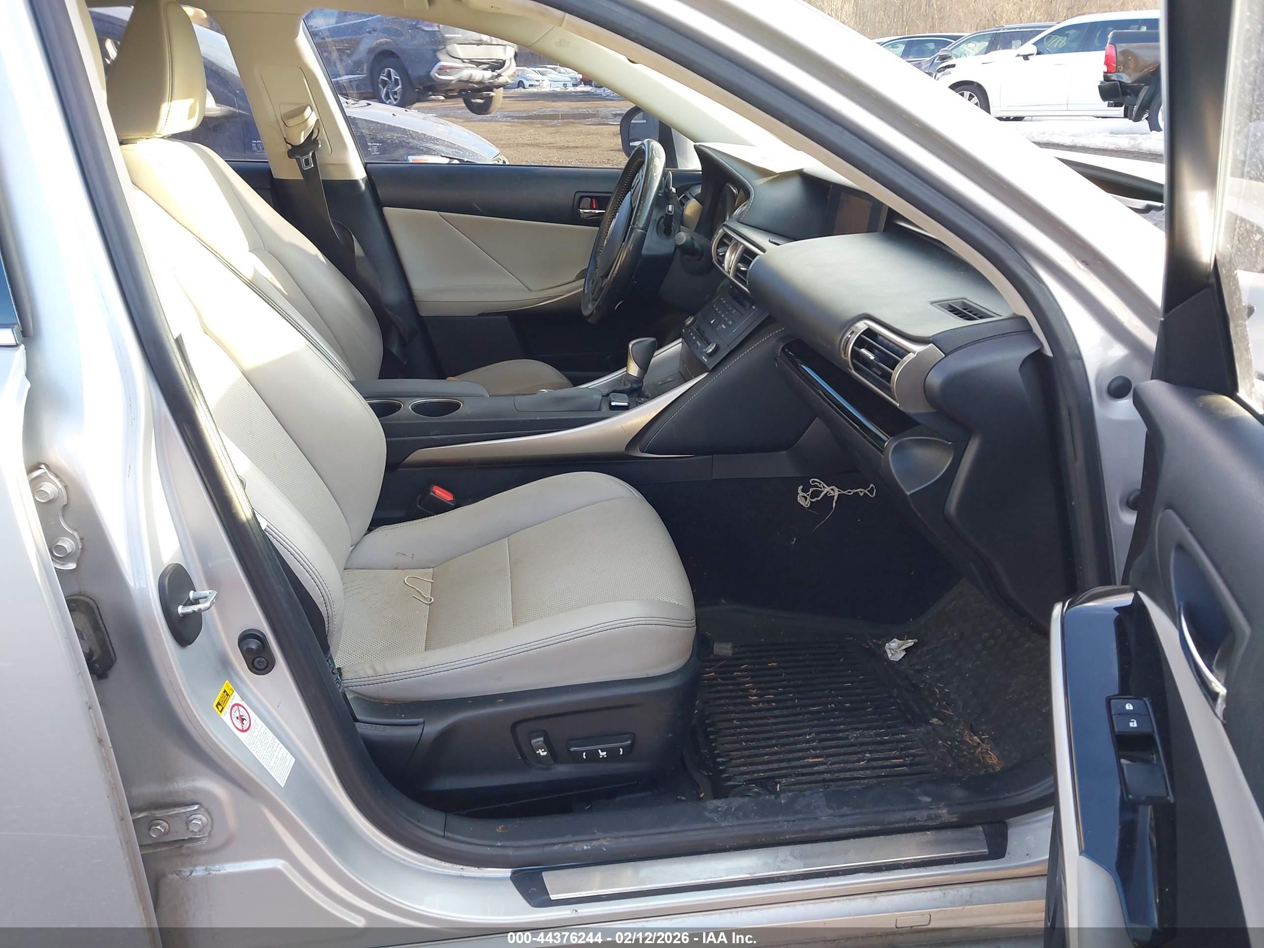 LEXUS IS image 5