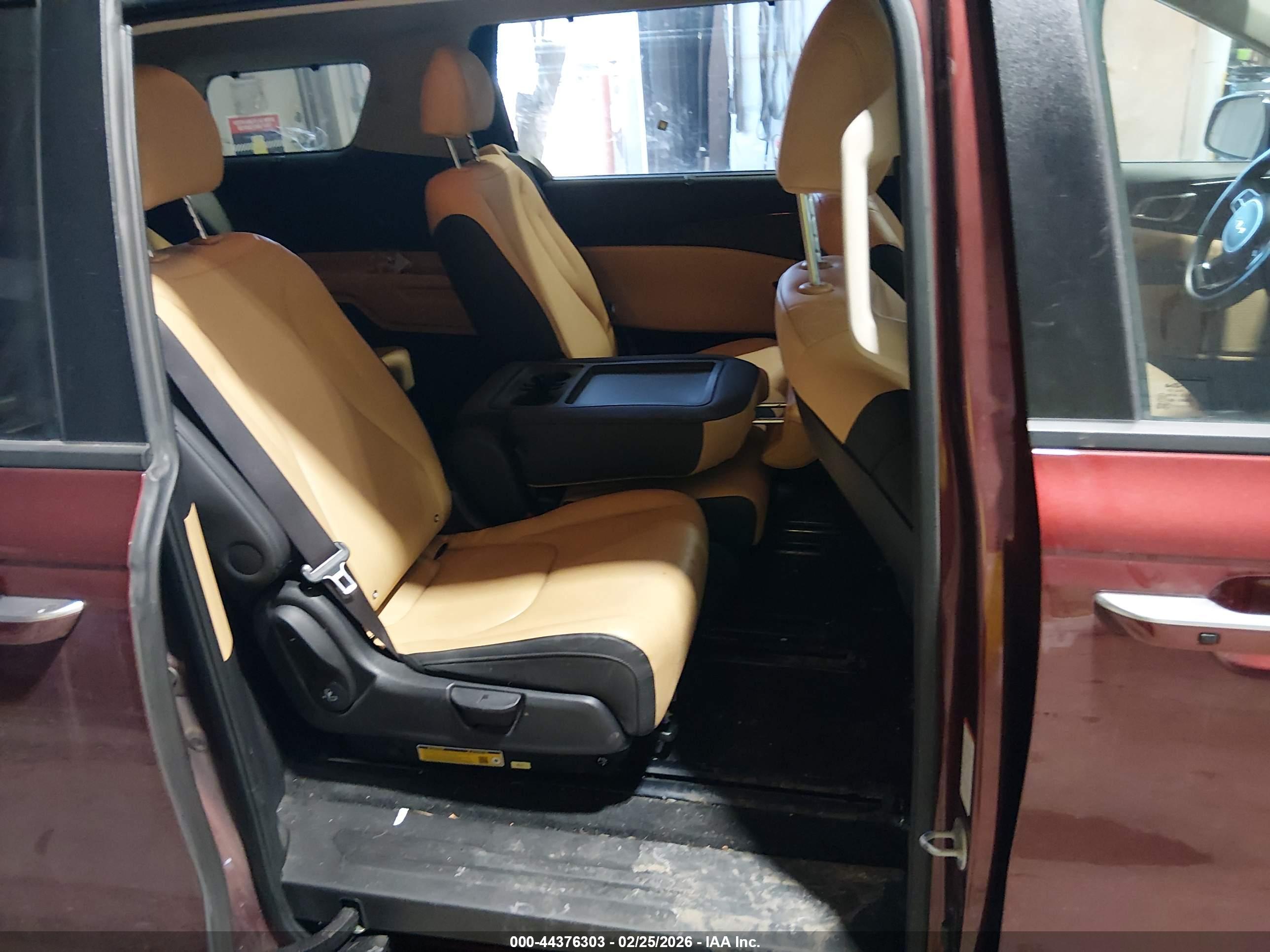 KIA CARNIVAL image 8