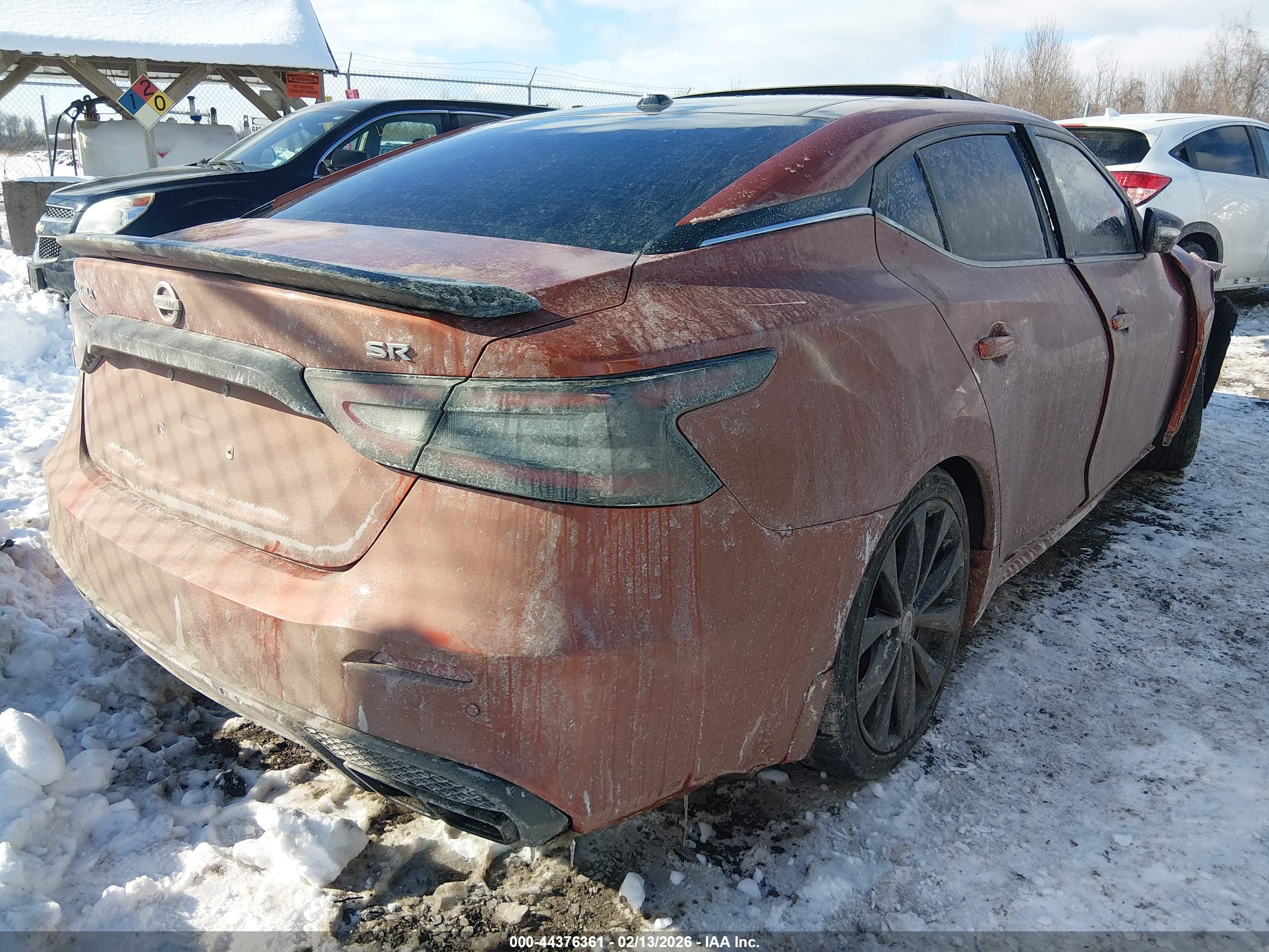NISSAN MAXIMA image 4