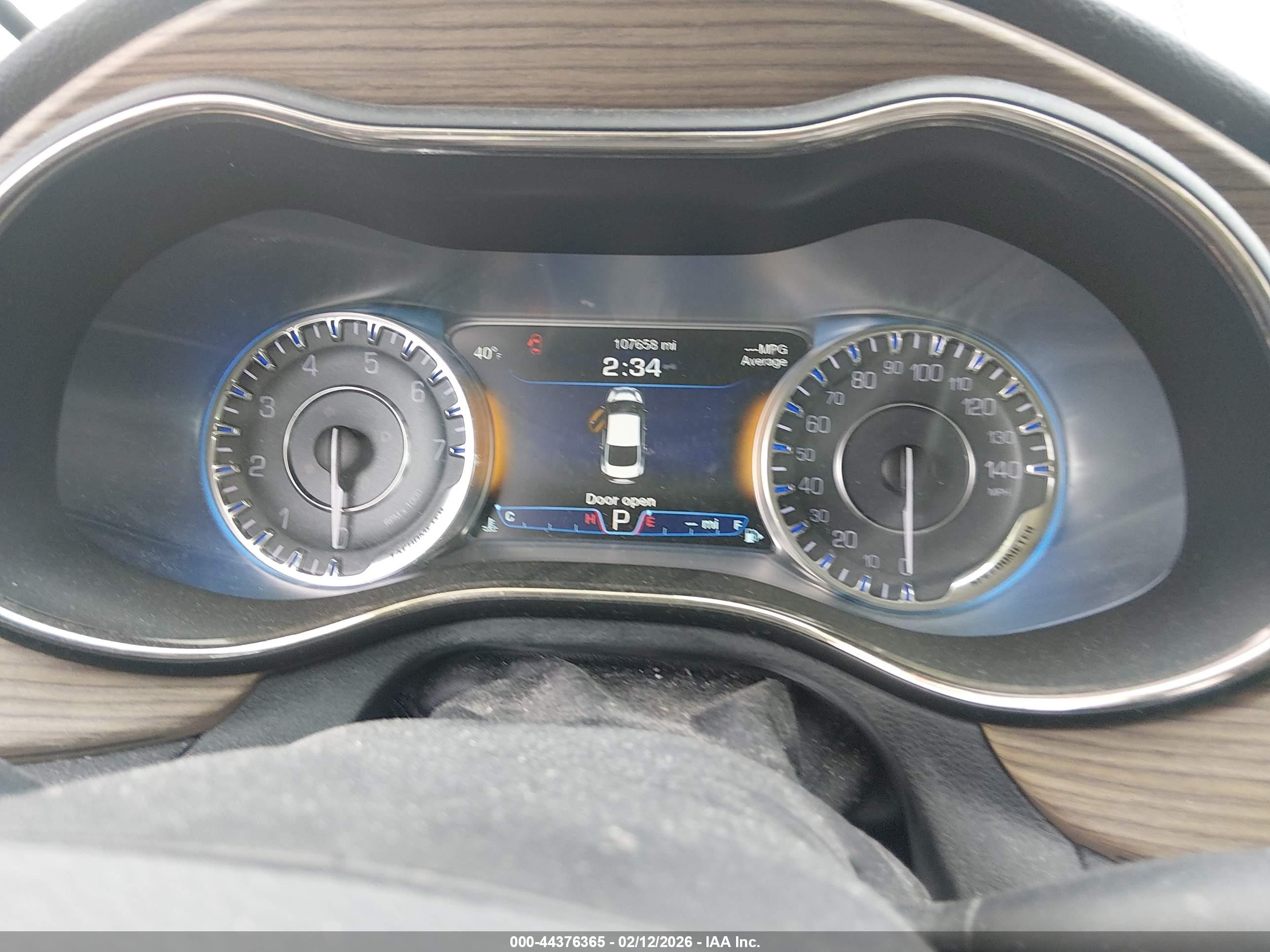 CHRYSLER 200 image 7