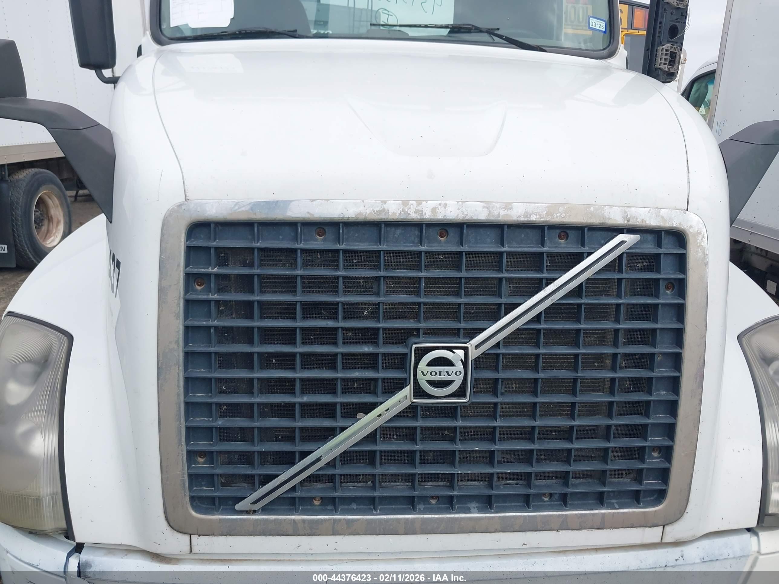 VOLVO VN image 10