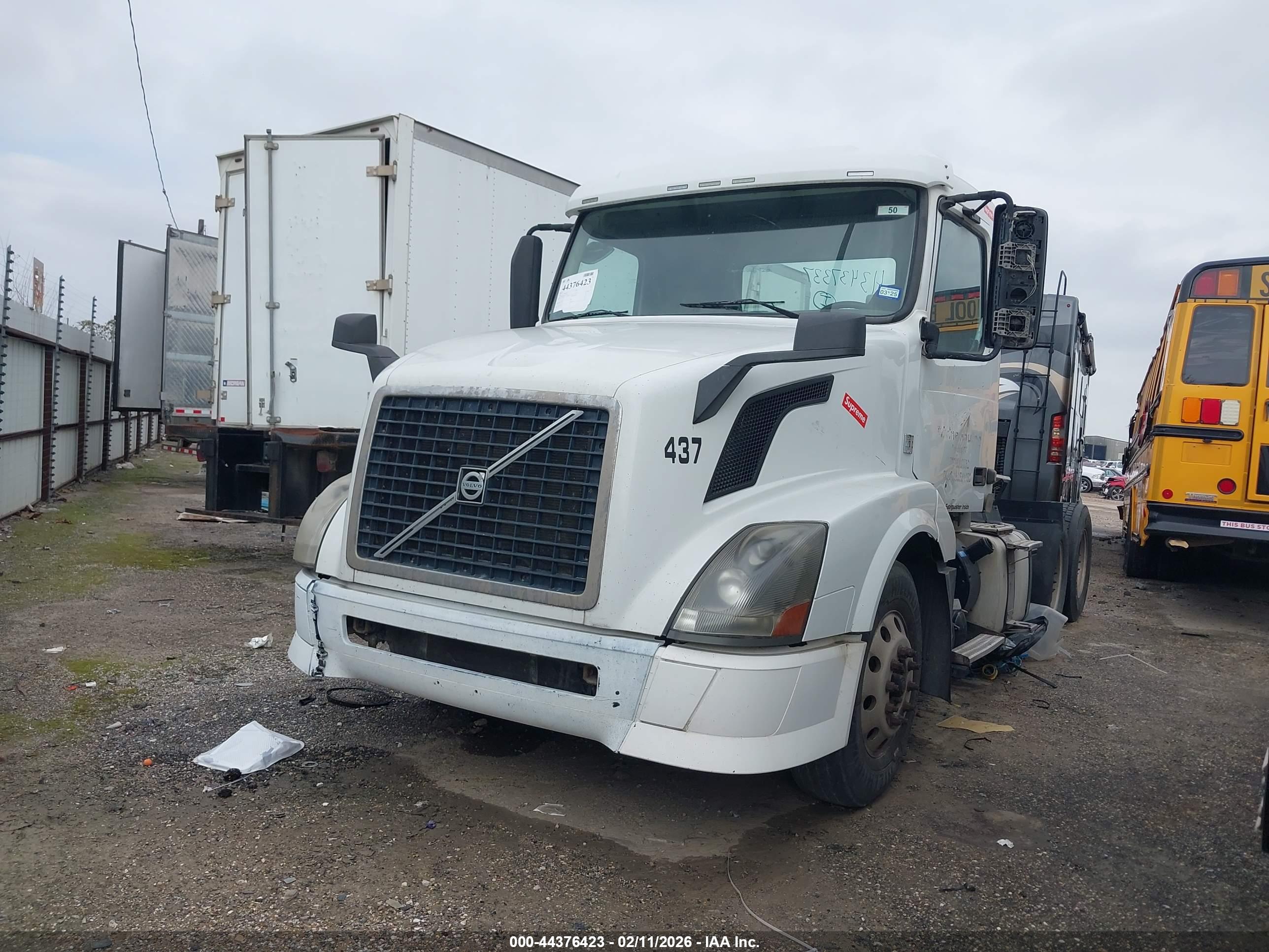 VOLVO VN image 2