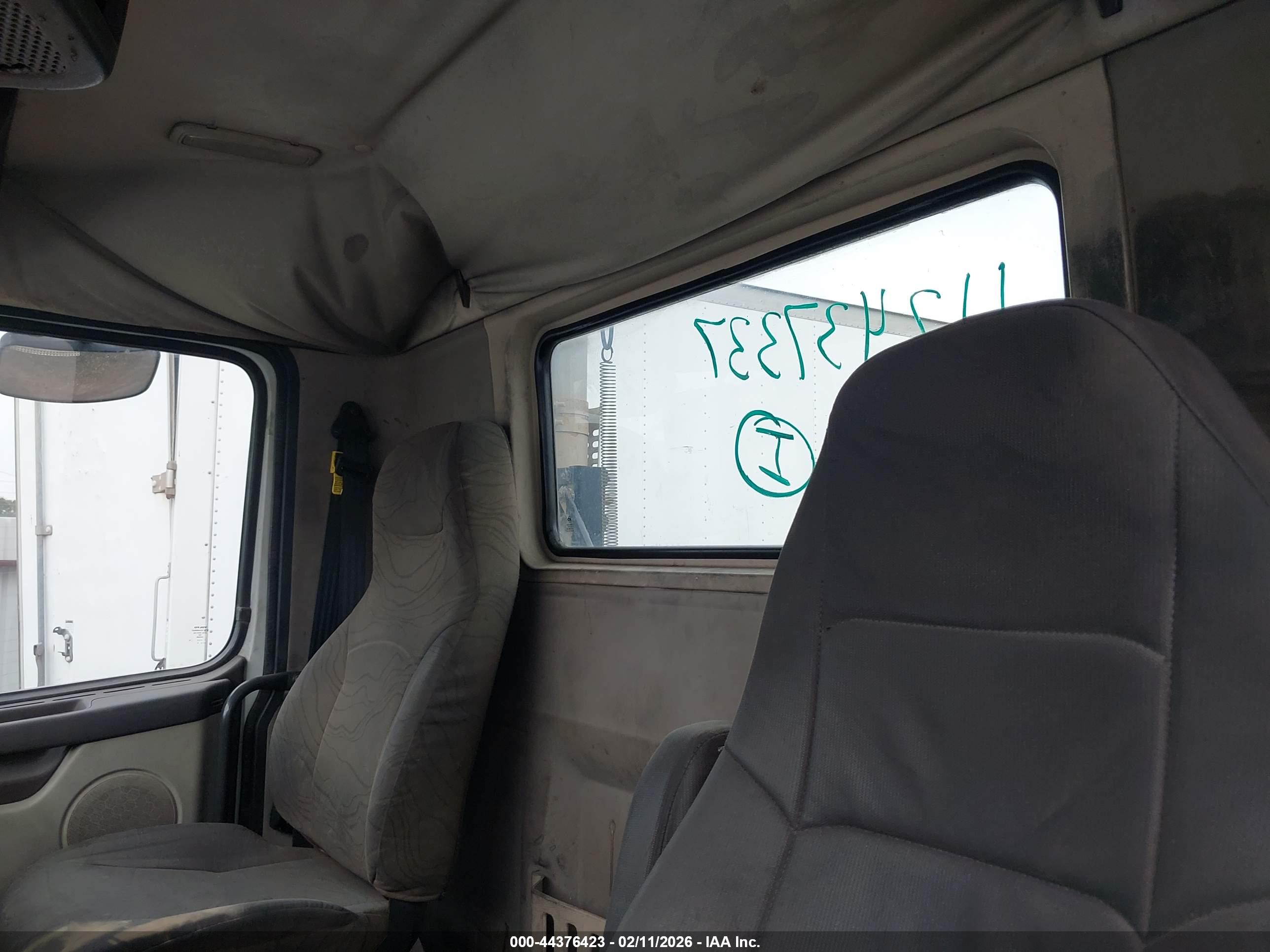 VOLVO VN image 7