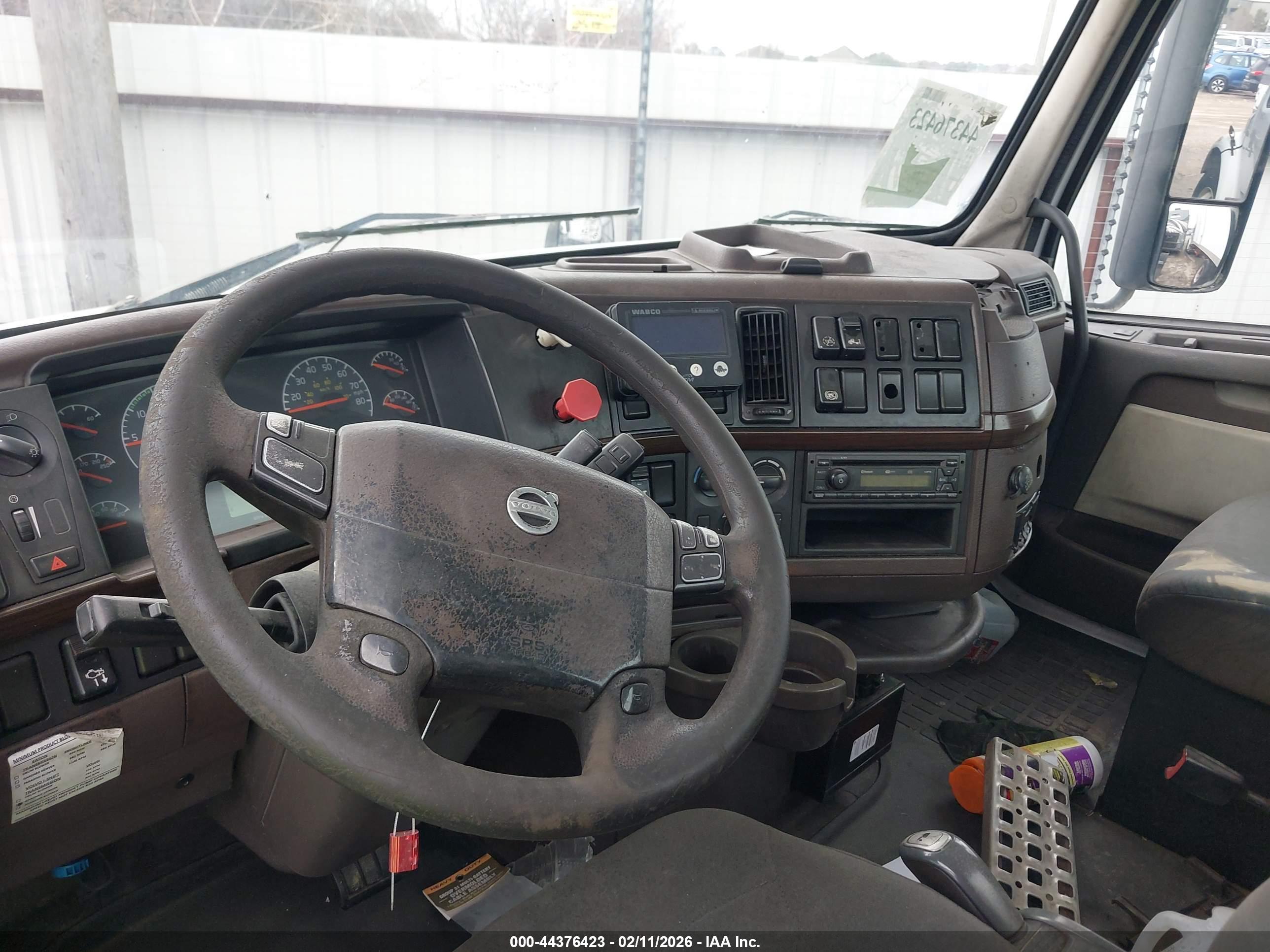 VOLVO VN image 8
