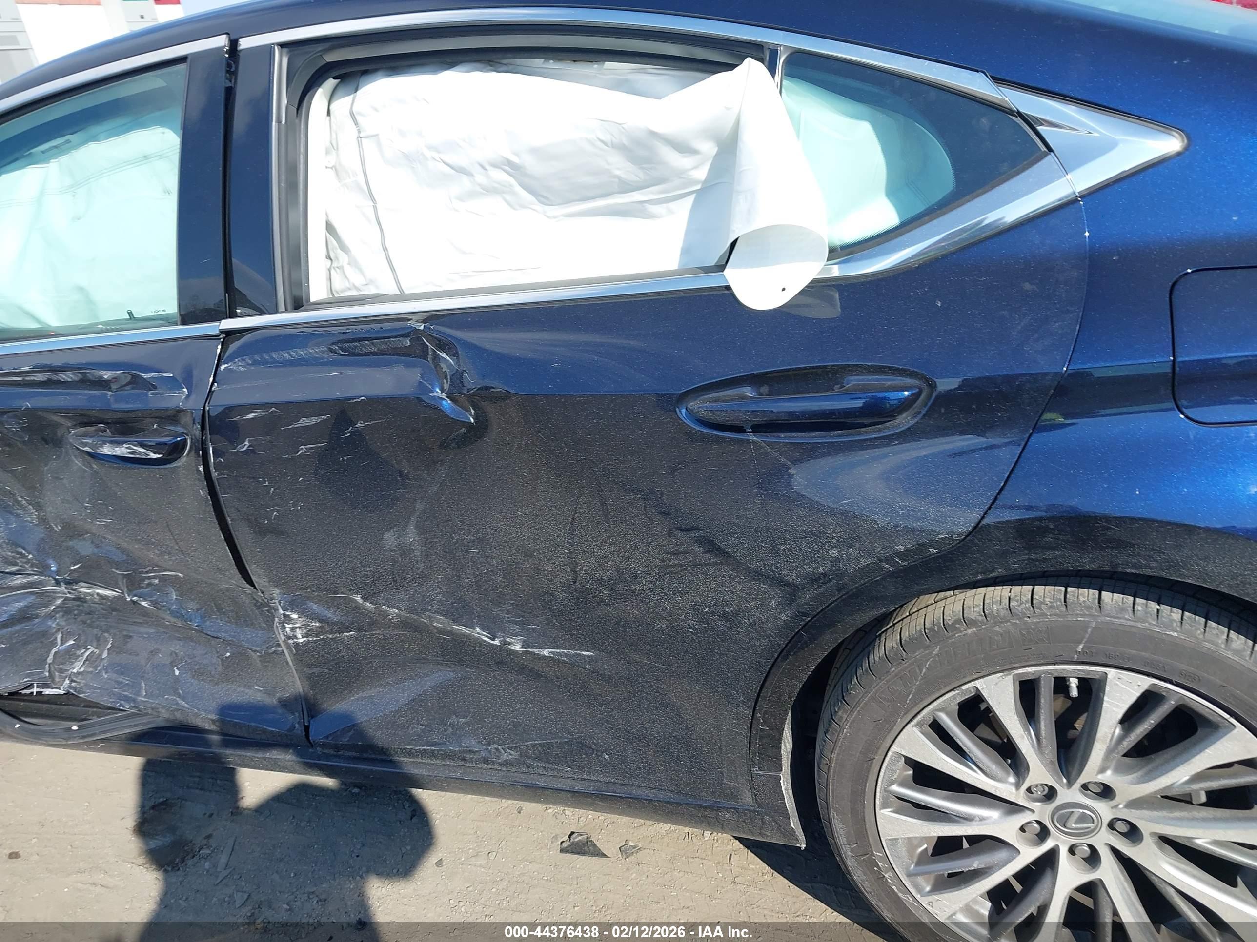 LEXUS ES image 6
