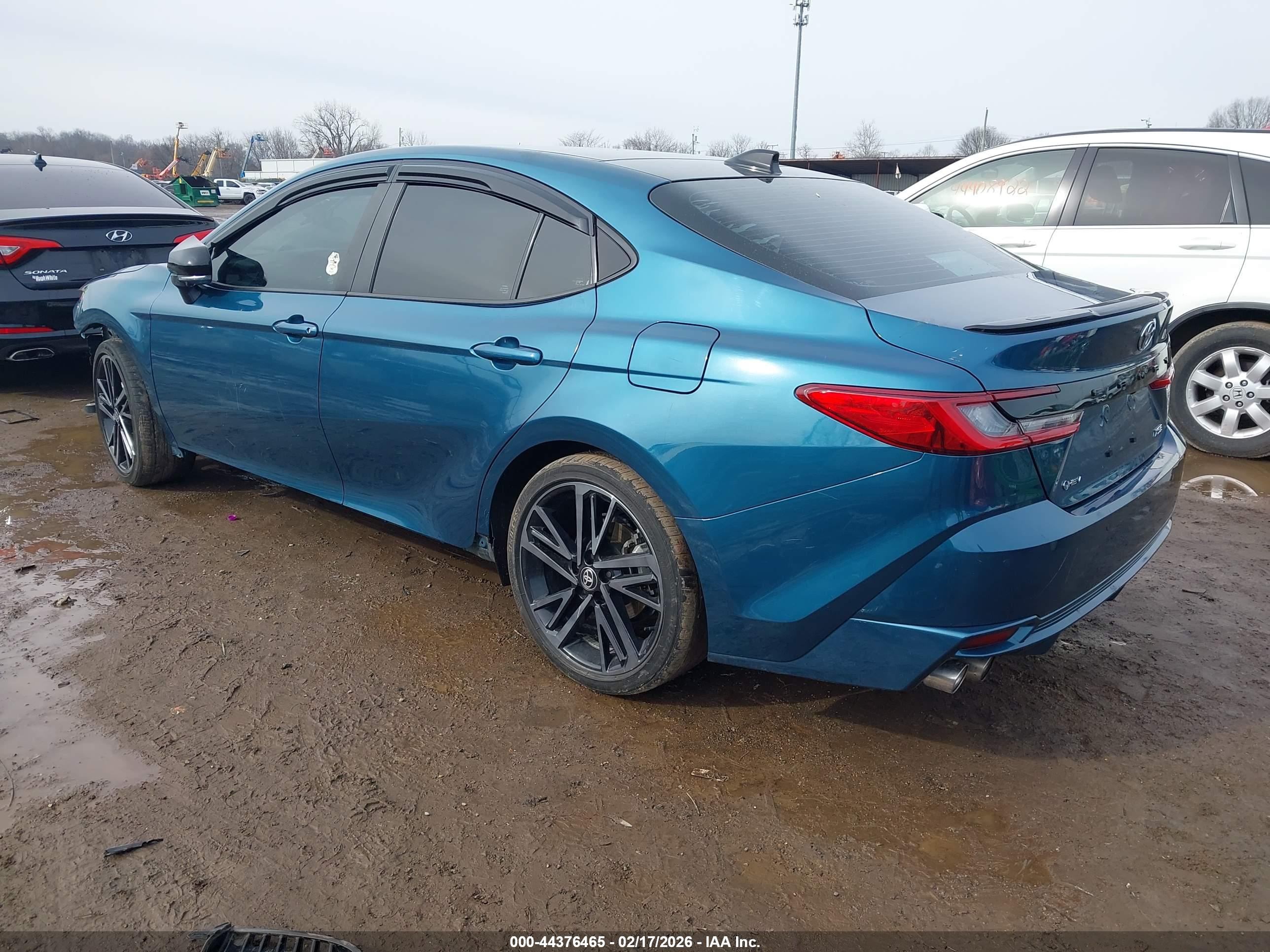 TOYOTA CAMRY image 3