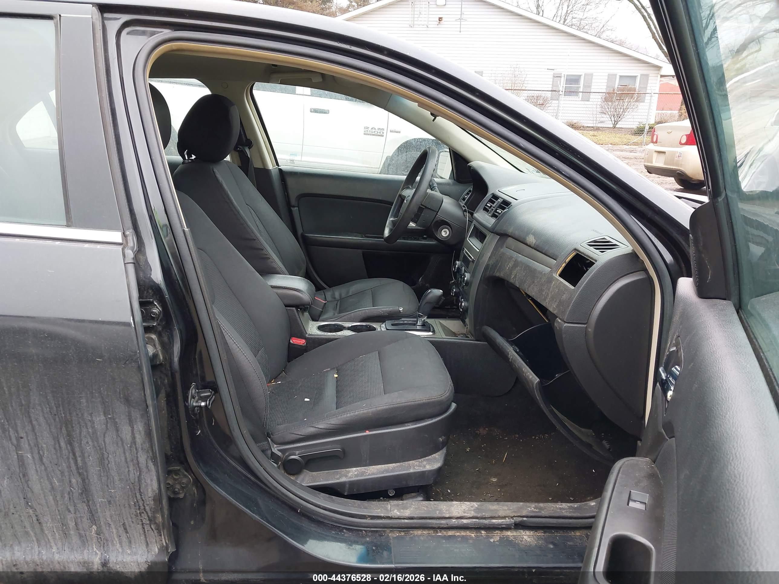 FORD FUSION image 5