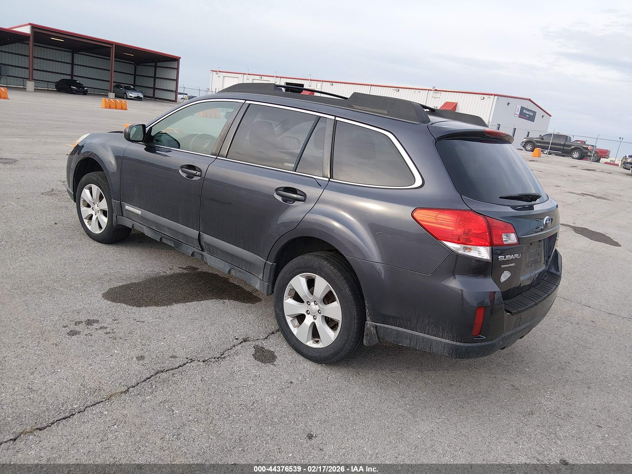 SUBARU OUTBACK image 3