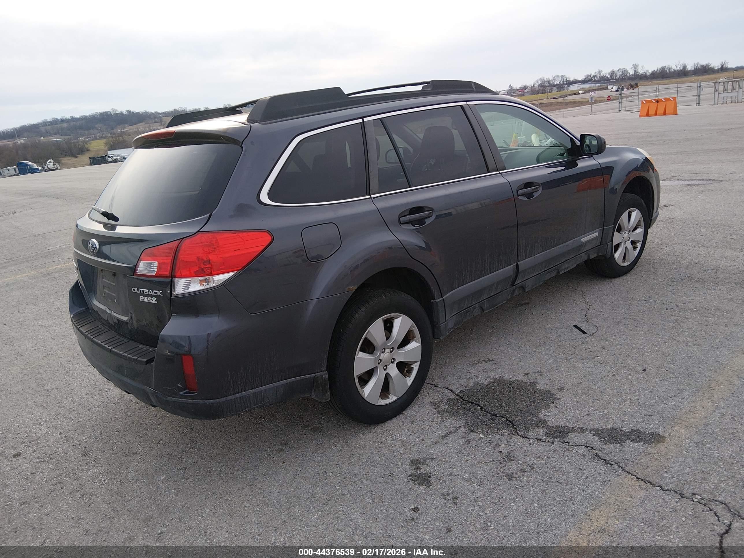 SUBARU OUTBACK image 4