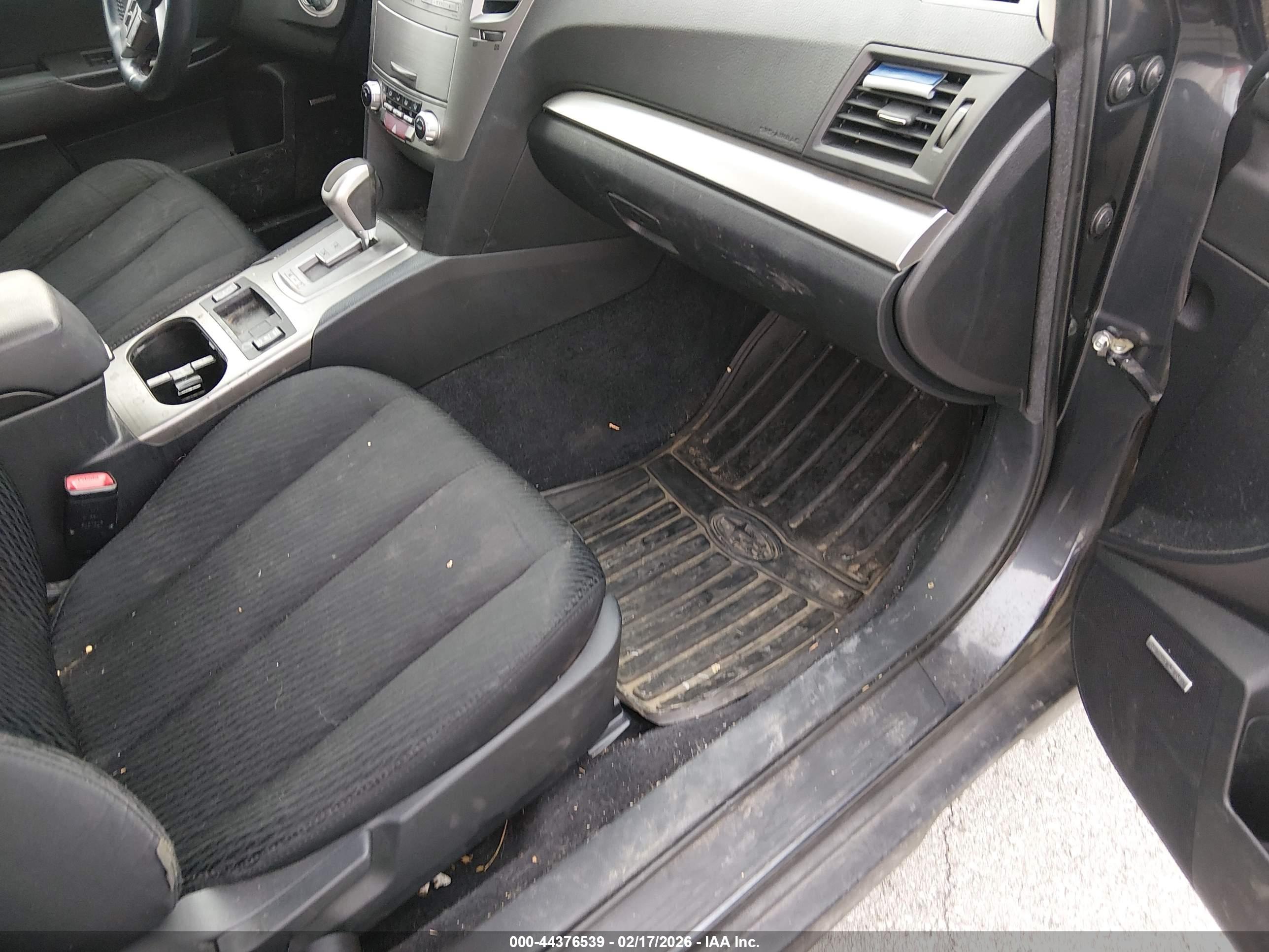 SUBARU OUTBACK image 5