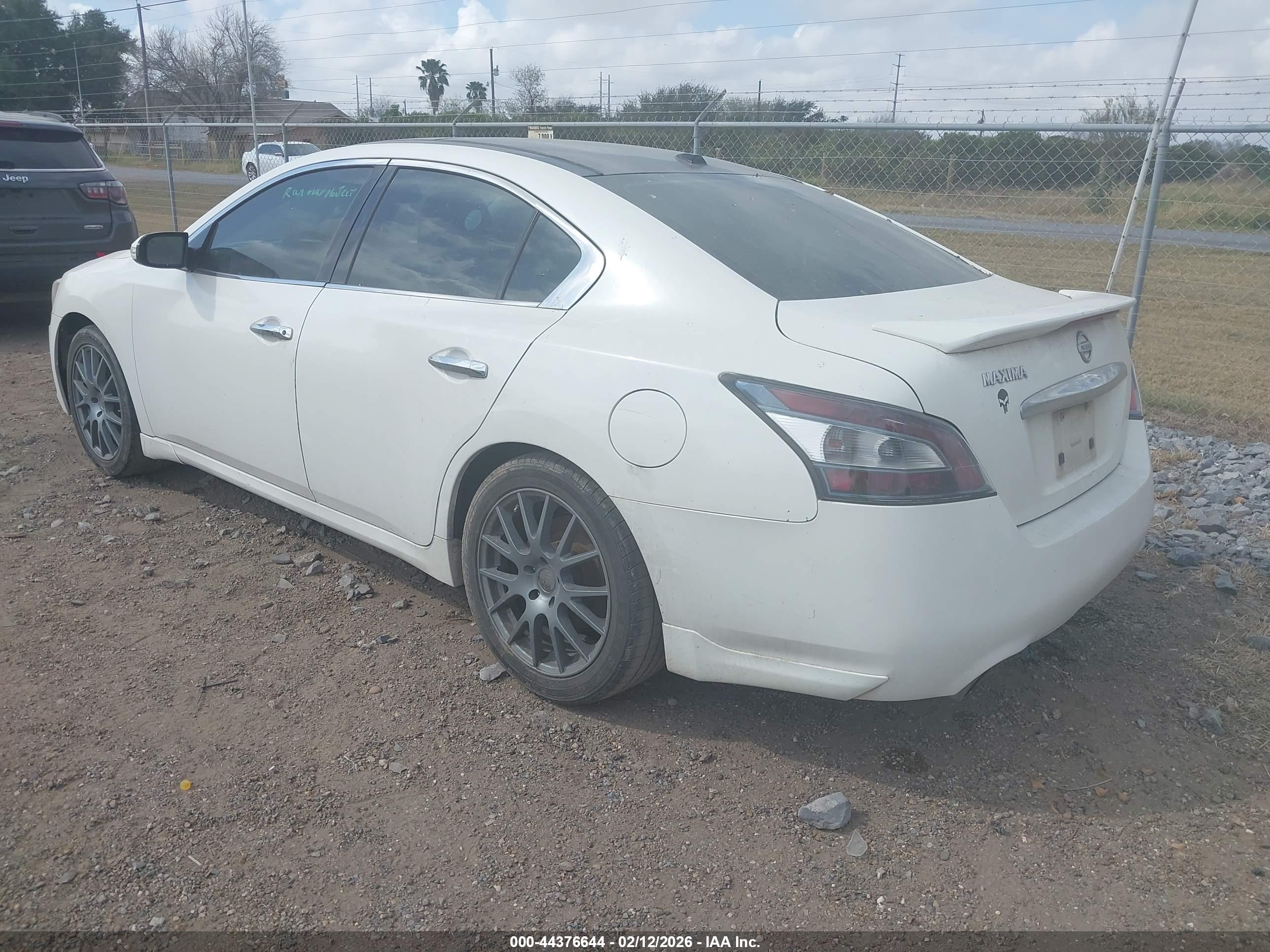 NISSAN MAXIMA image 3
