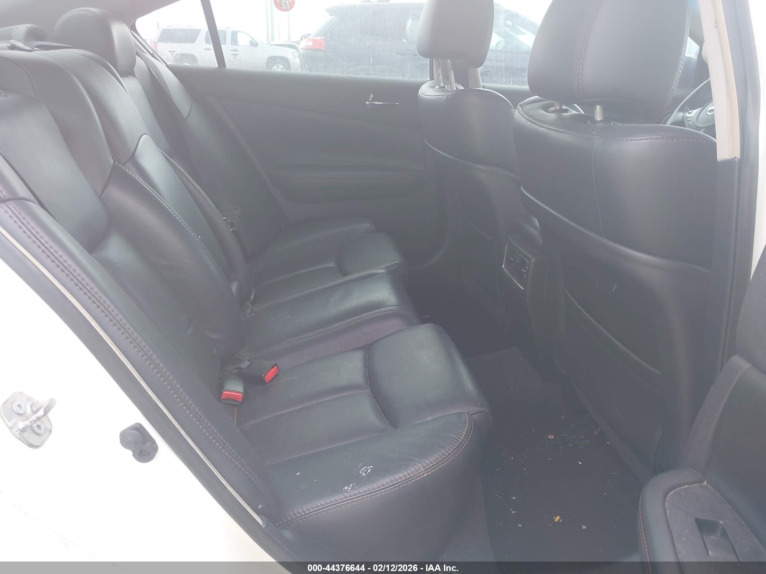 NISSAN MAXIMA image 8