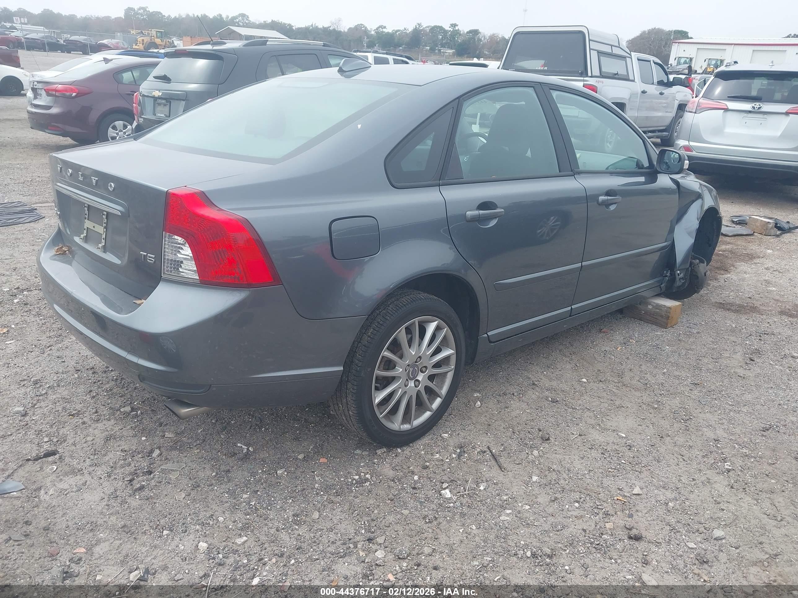 VOLVO S40 image 4