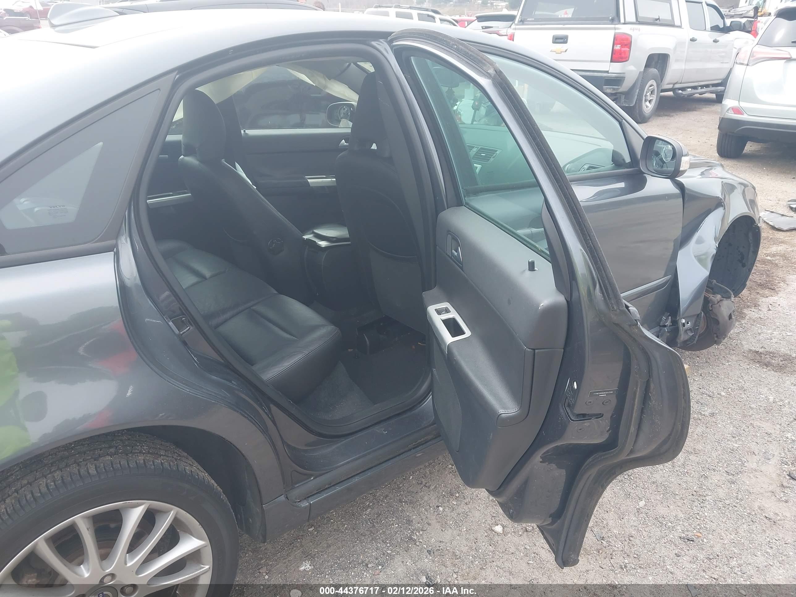 VOLVO S40 image 8