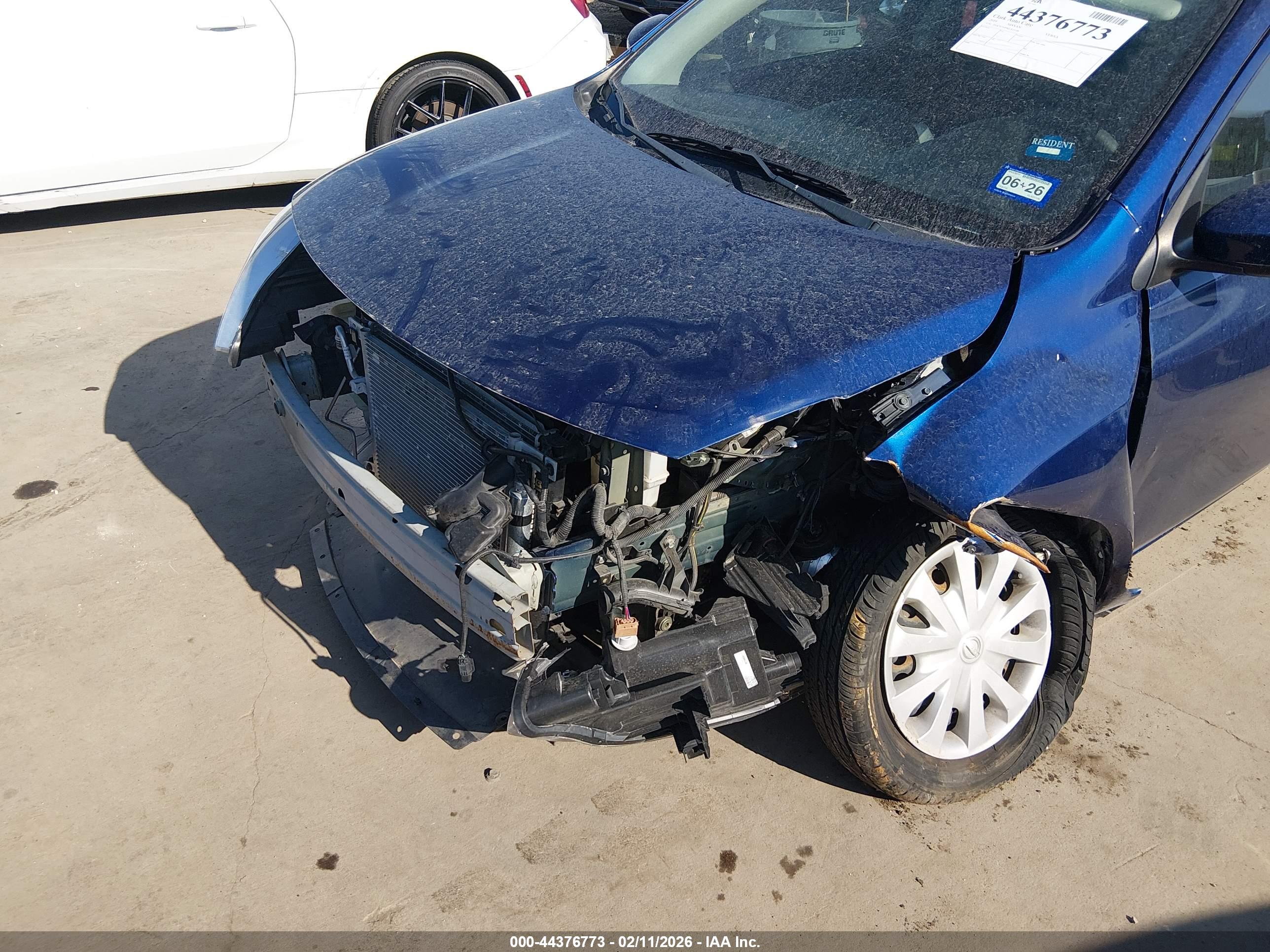 NISSAN VERSA image 6