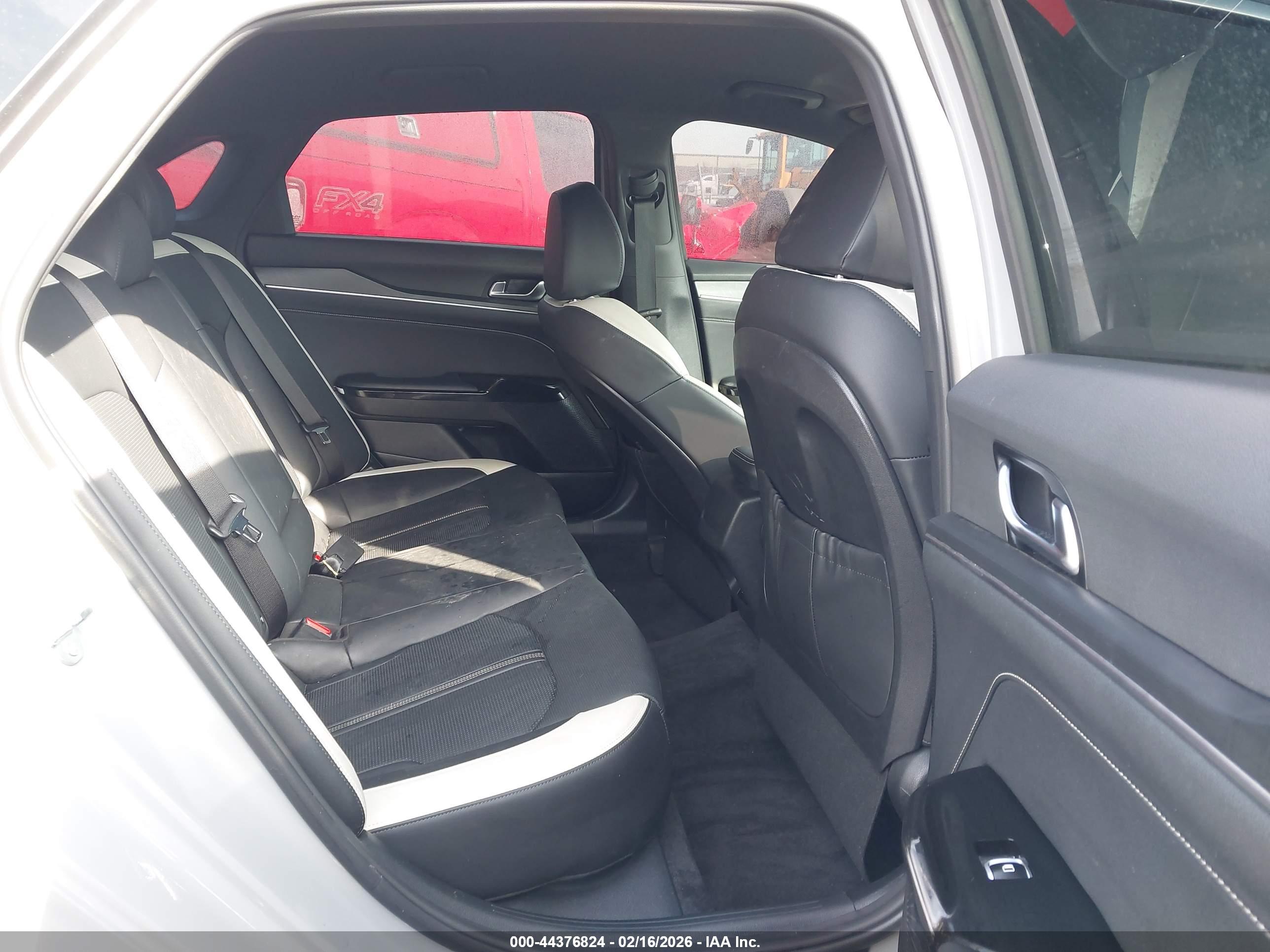KIA K5 image 8