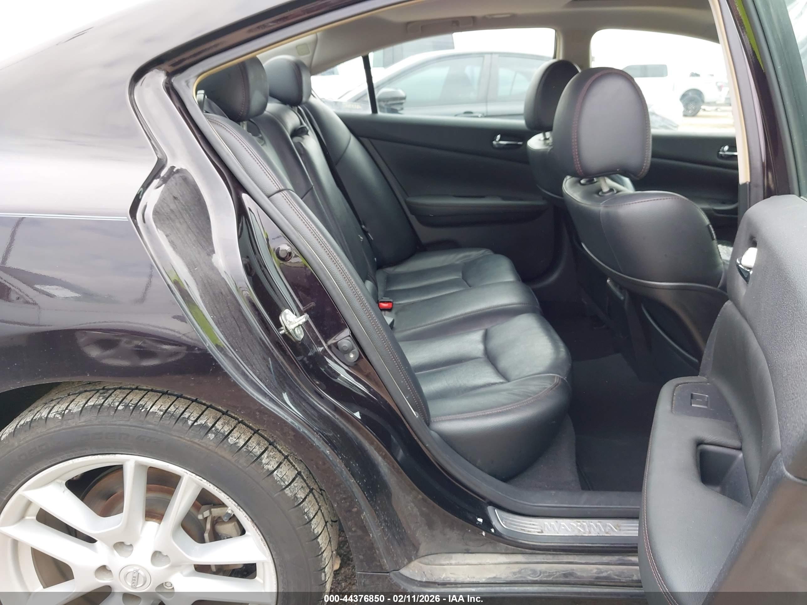 NISSAN MAXIMA image 8