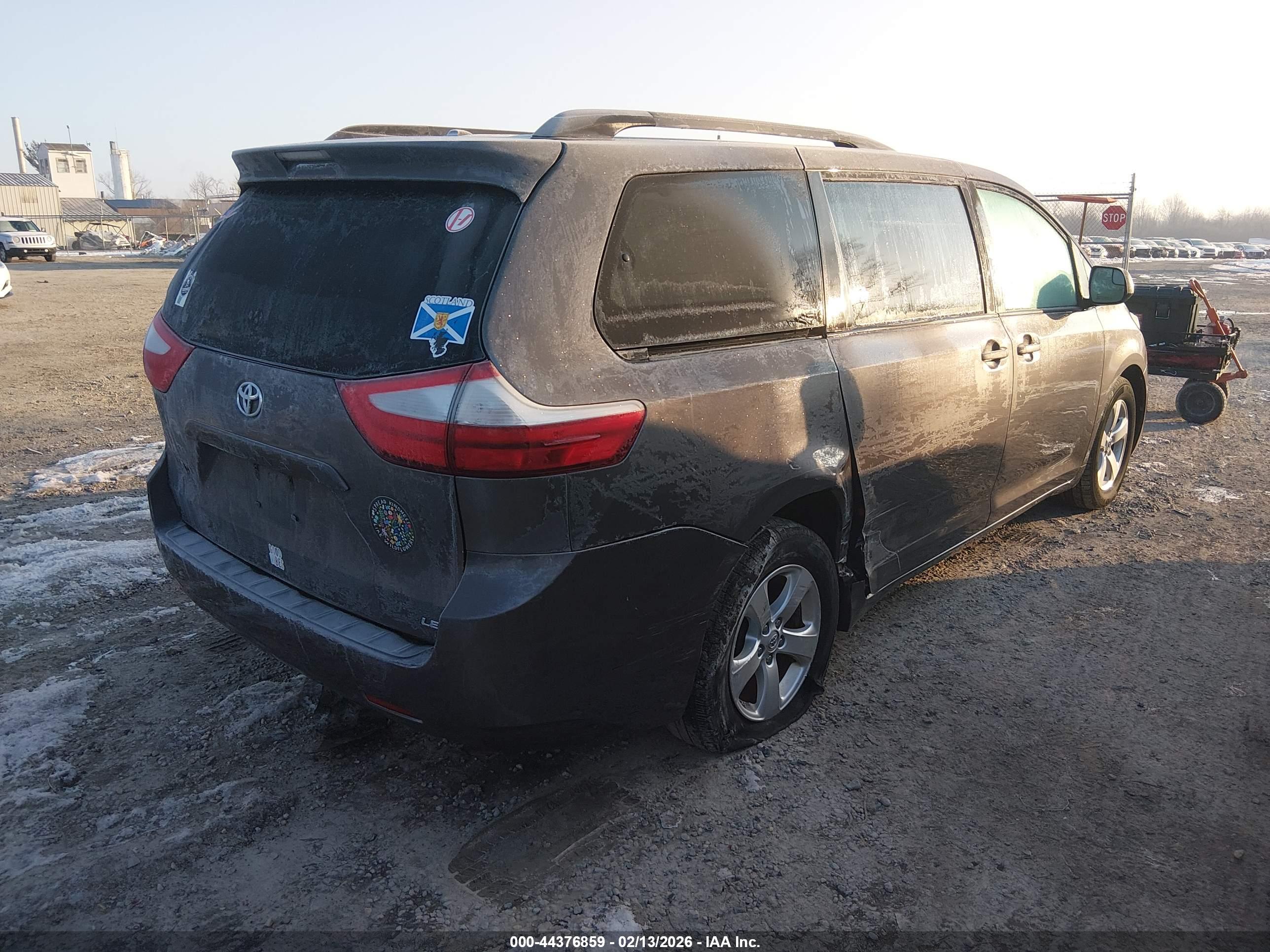TOYOTA SIENNA image 4