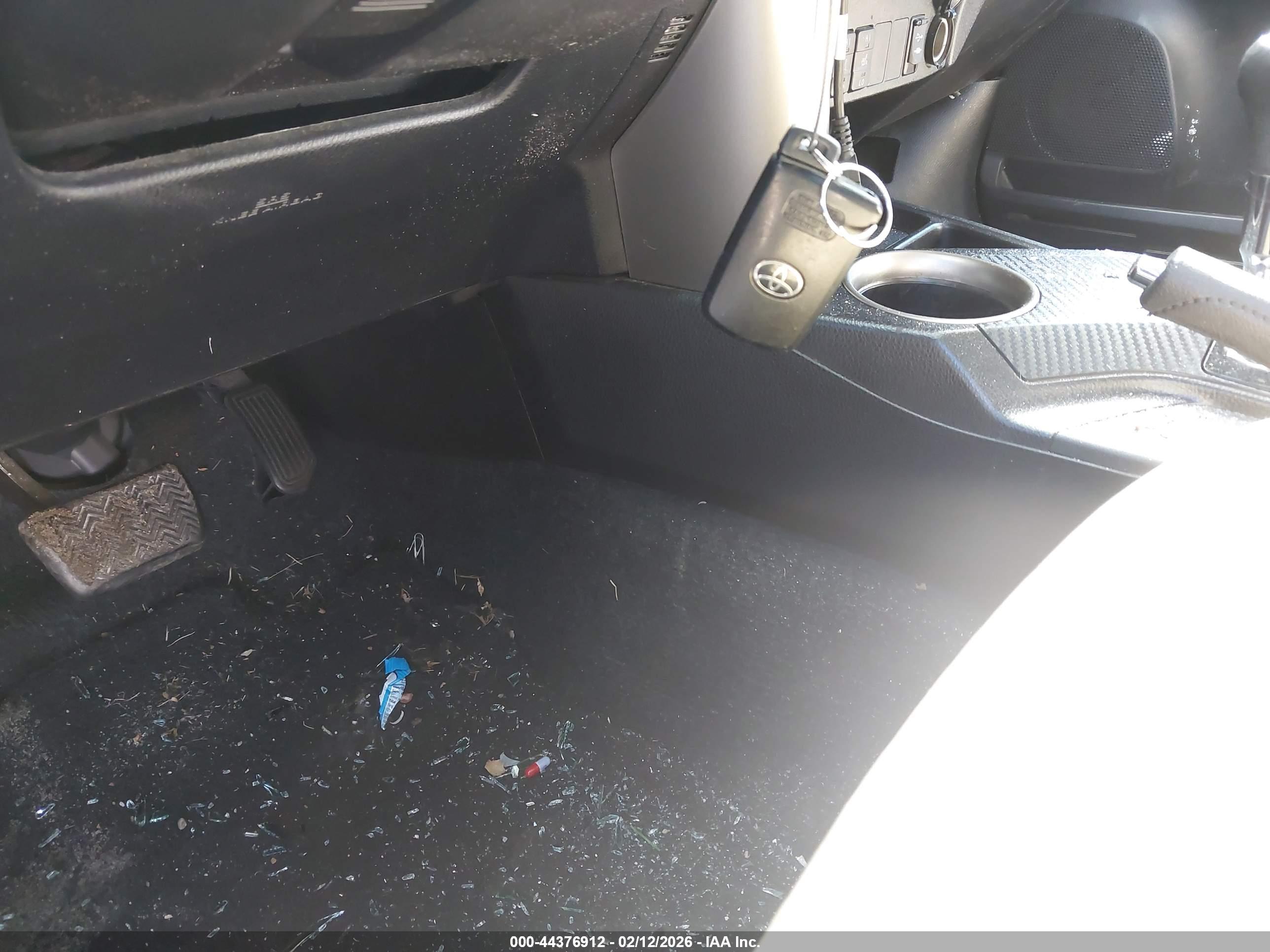 TOYOTA RAV4 image 11