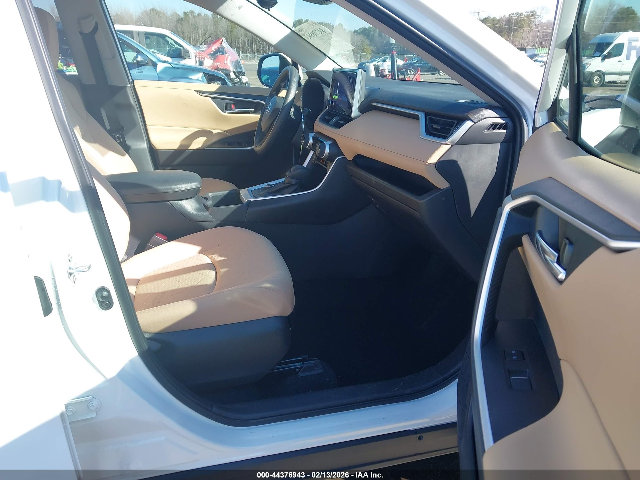TOYOTA RAV4 image 5