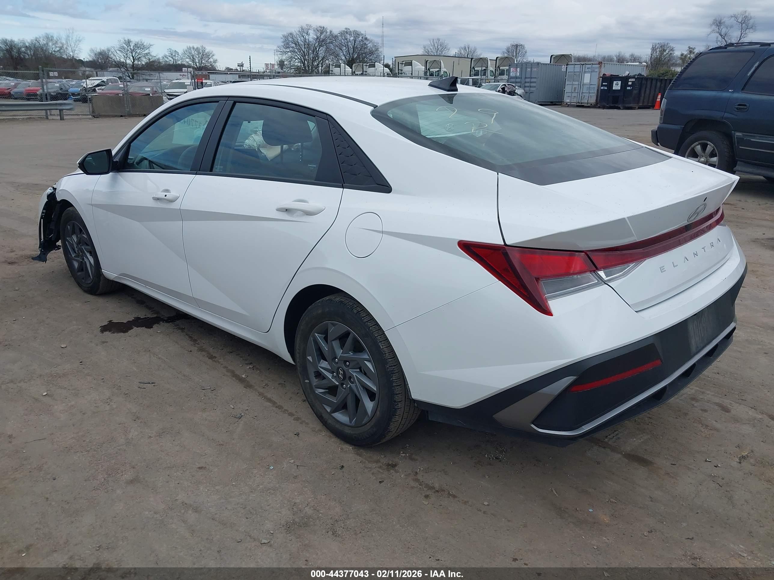 HYUNDAI ELANTRA image 3