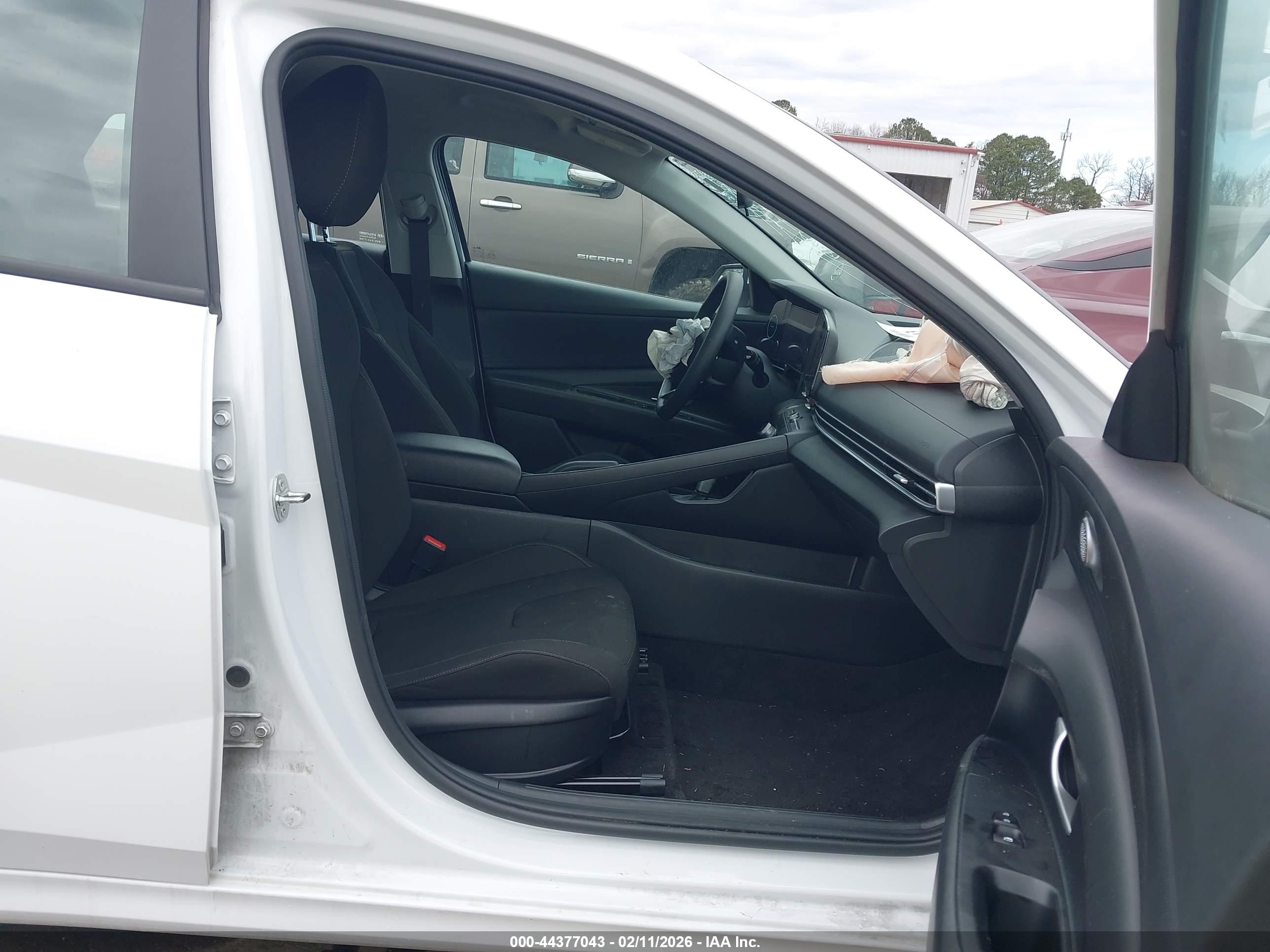 HYUNDAI ELANTRA image 5
