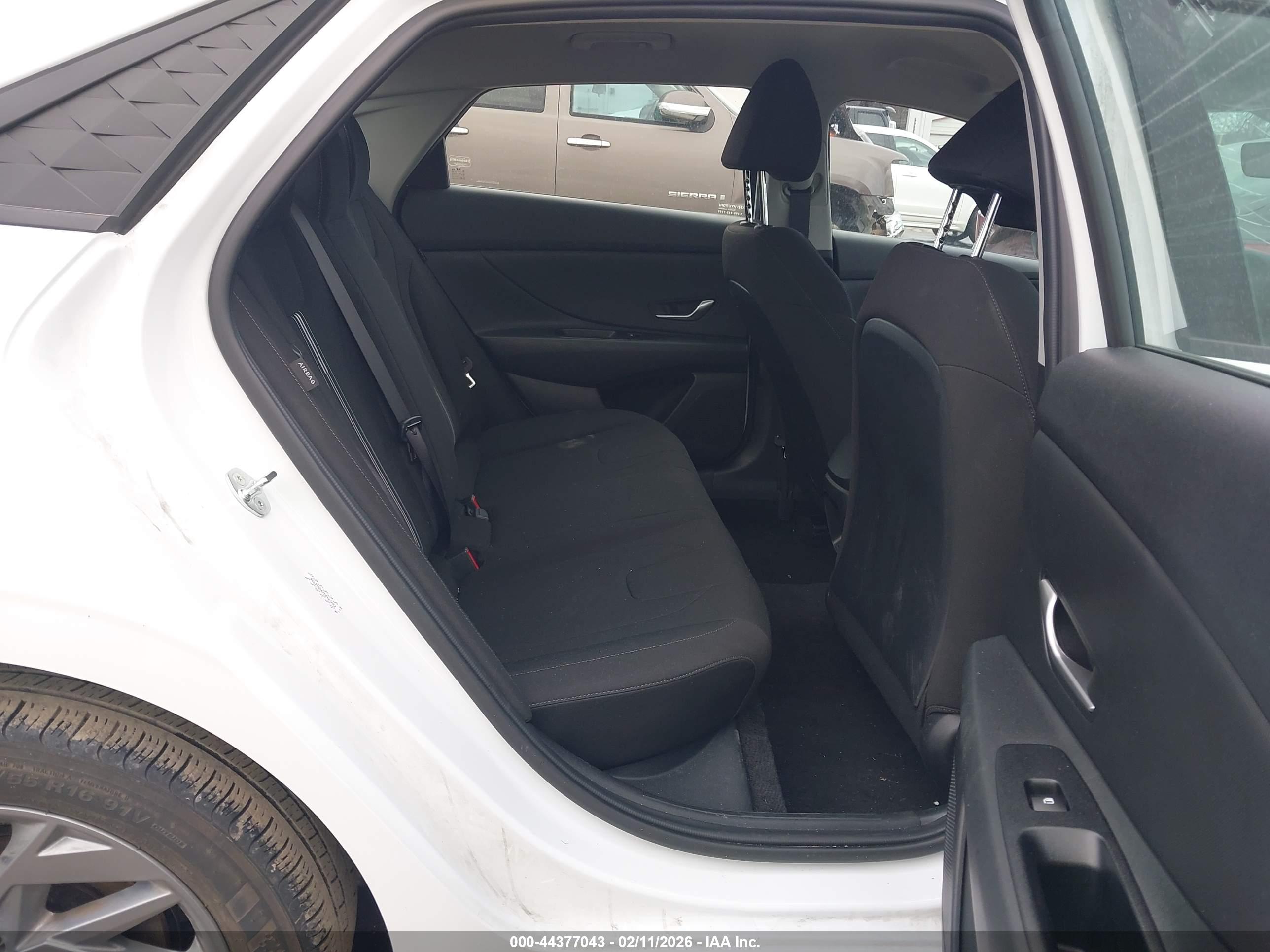 HYUNDAI ELANTRA image 8