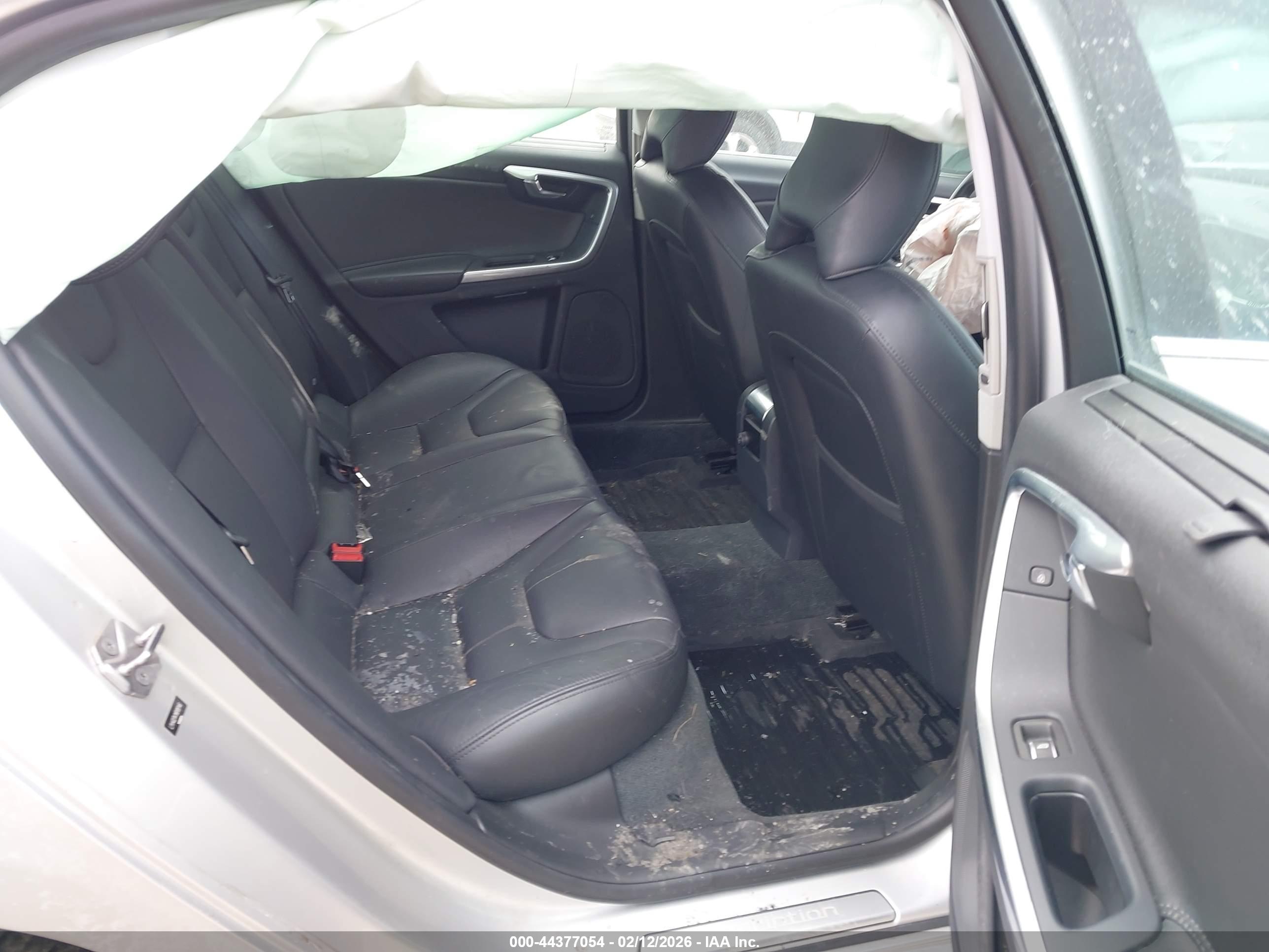 VOLVO S60 image 8
