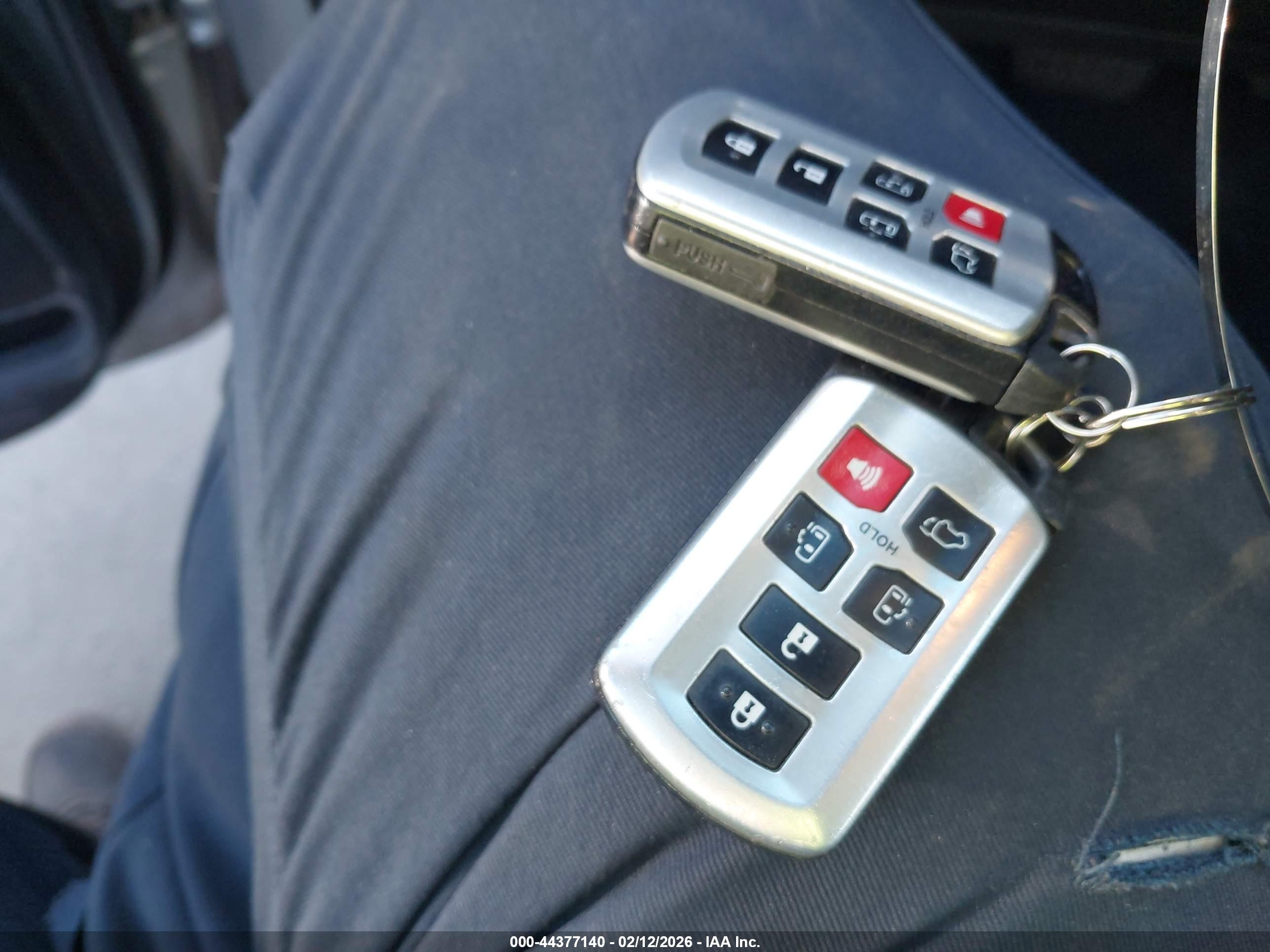 TOYOTA SIENNA image 11
