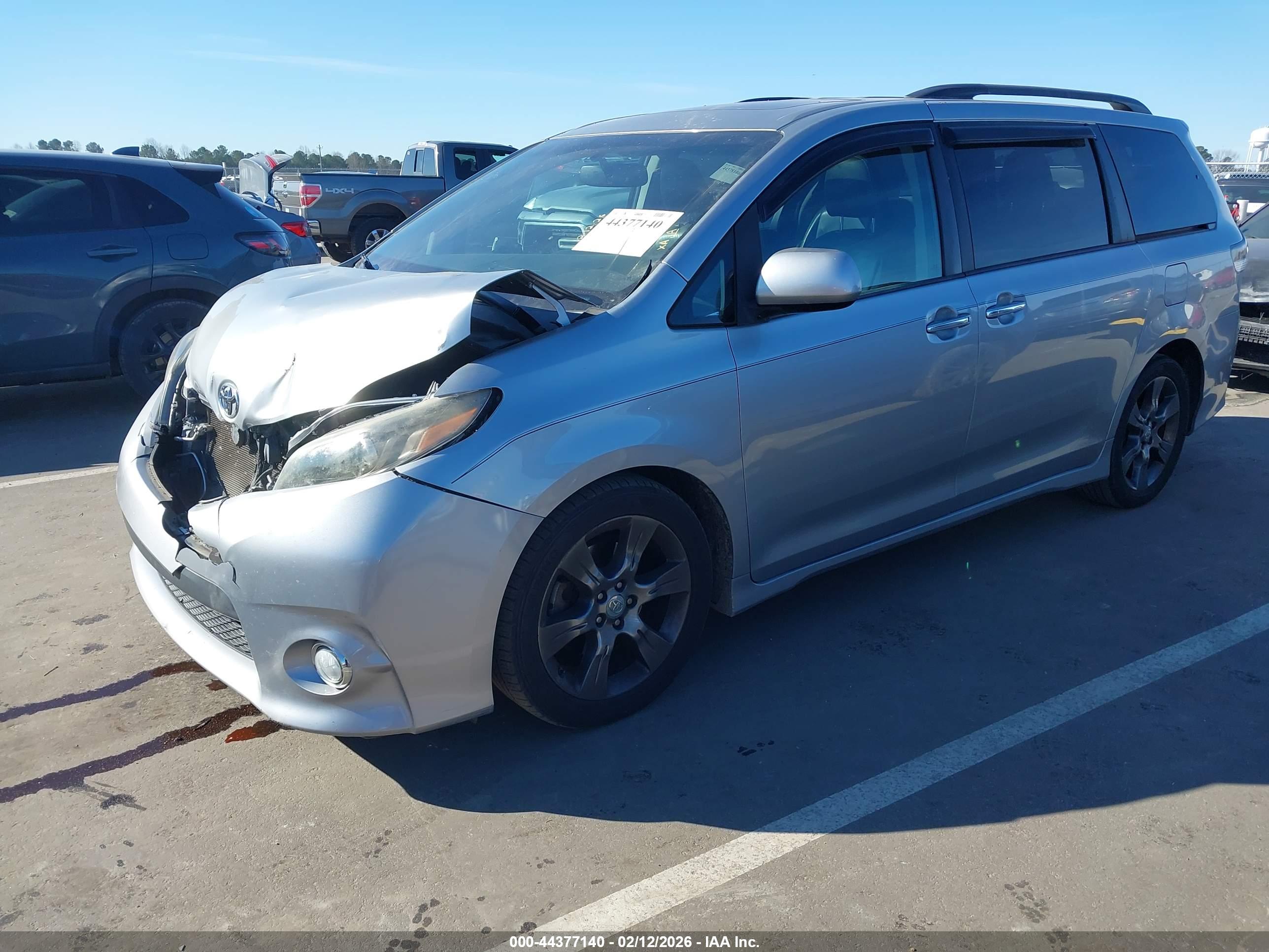 TOYOTA SIENNA image 2