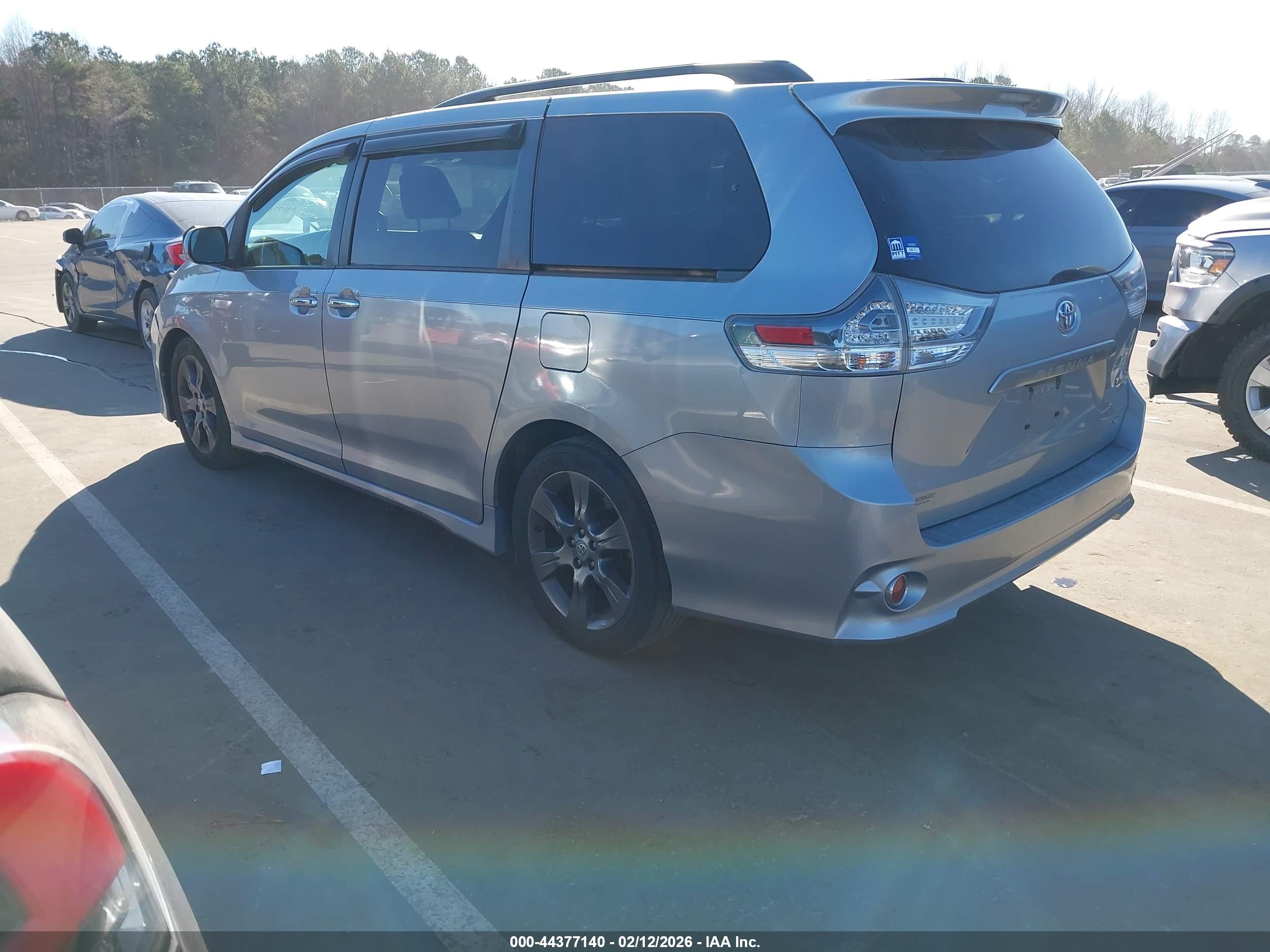 TOYOTA SIENNA image 3