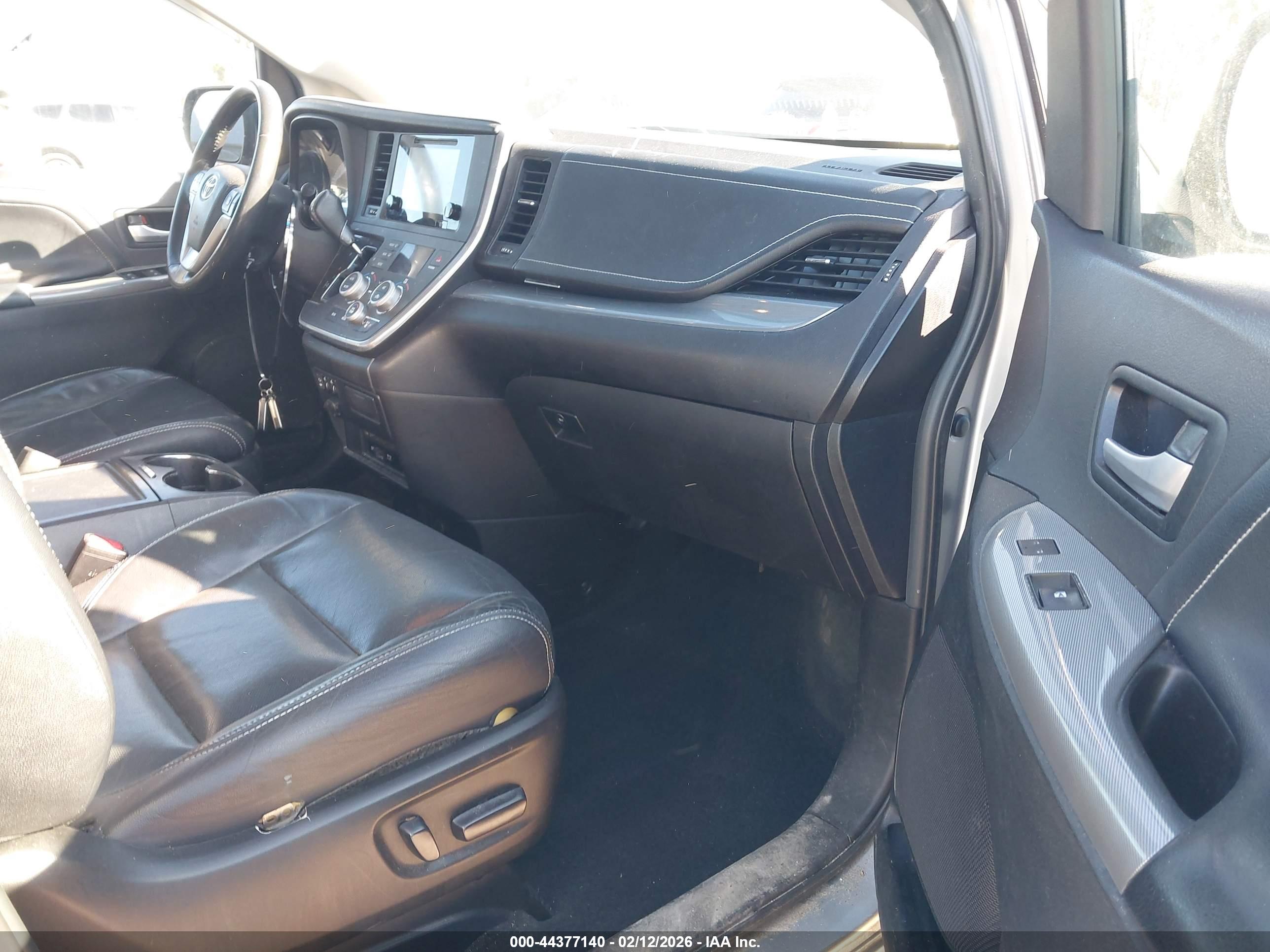 TOYOTA SIENNA image 5