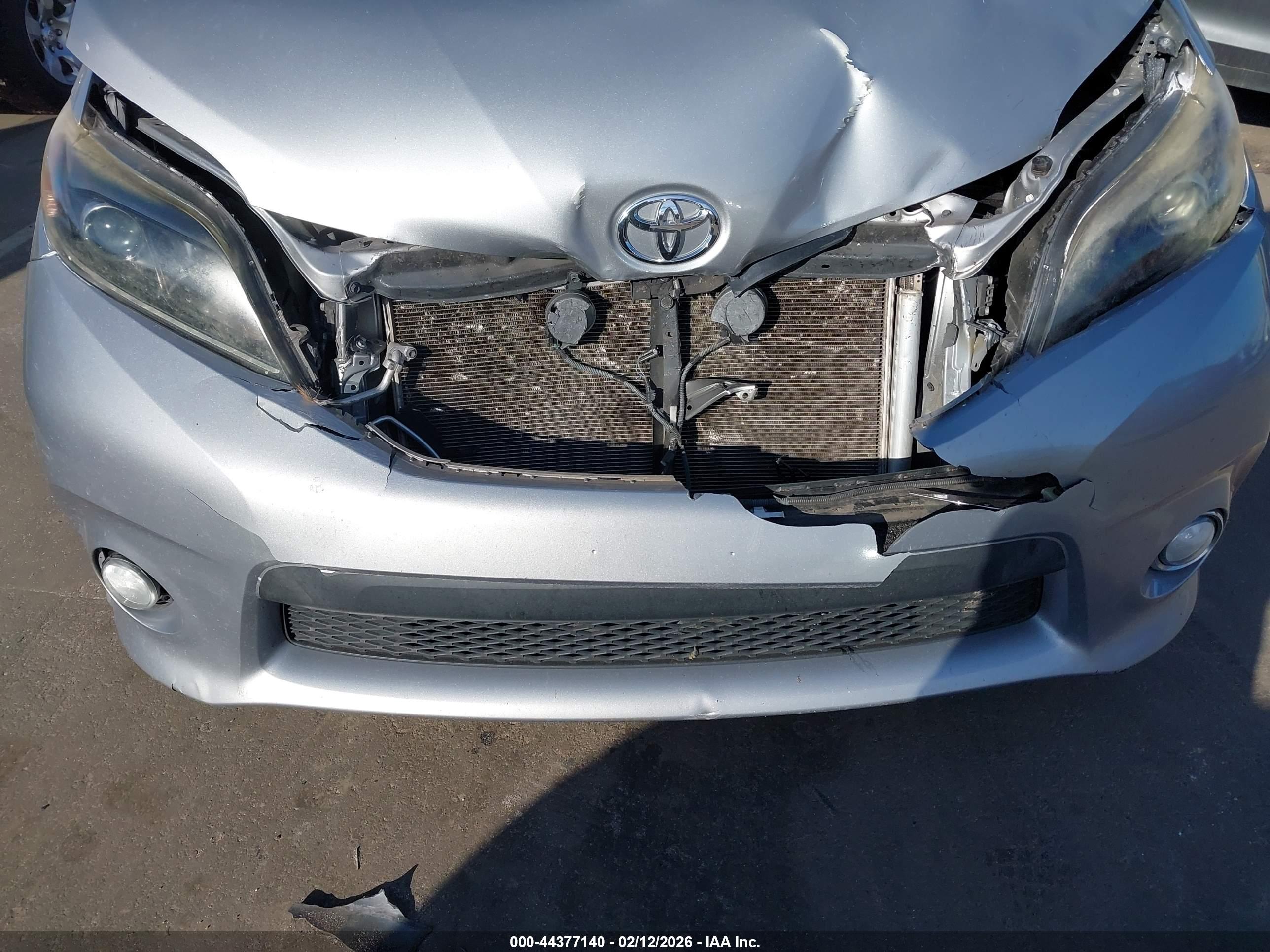 TOYOTA SIENNA image 6