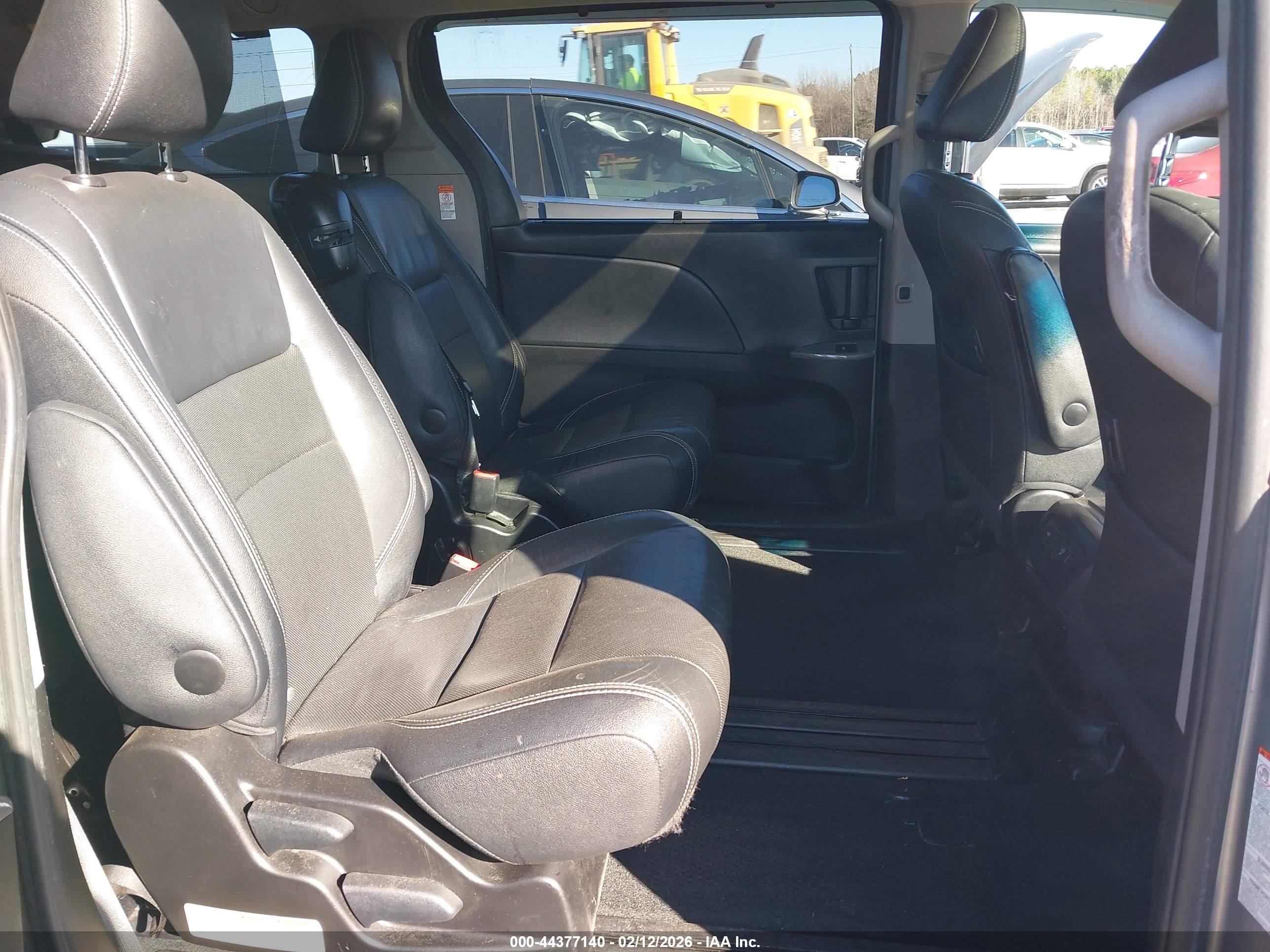 TOYOTA SIENNA image 8